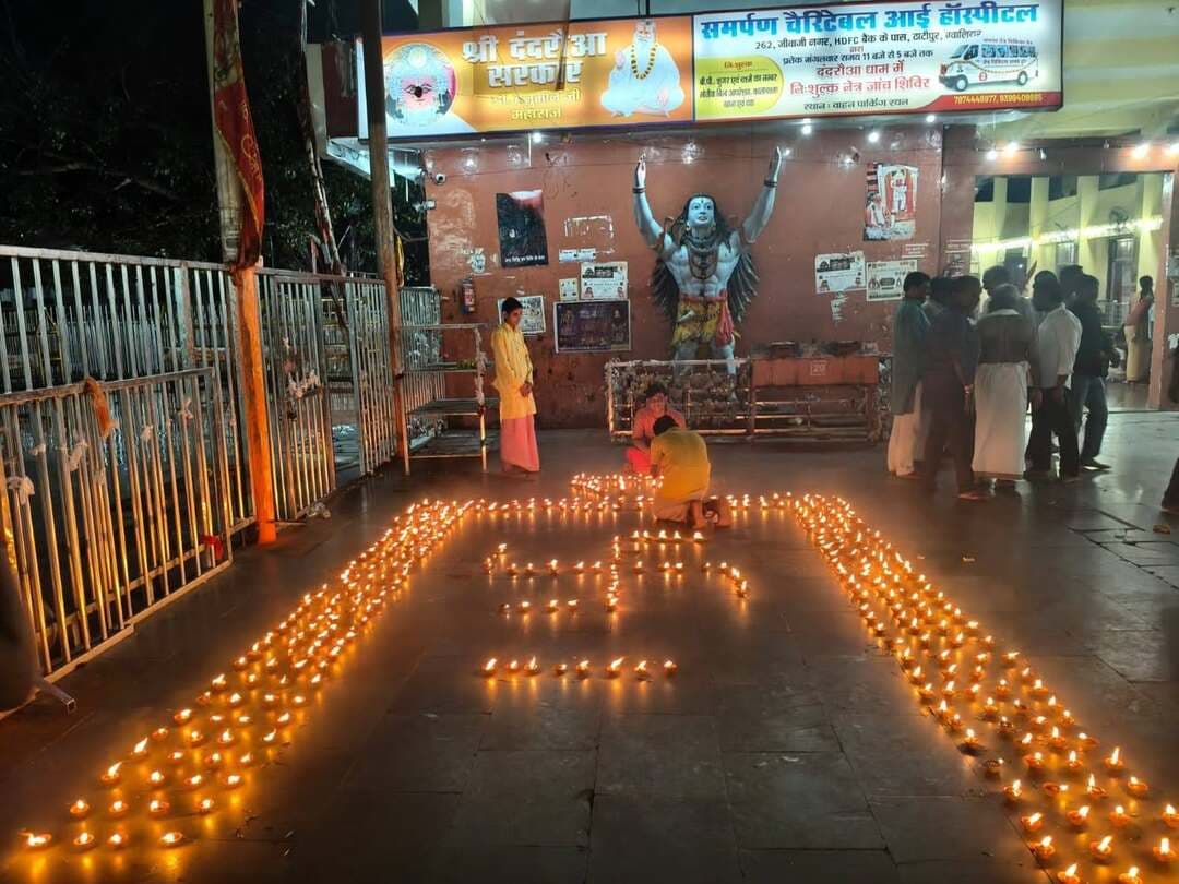 सेवा संकल्प अभियान अंतर्गत जिले के धार्मिक स्थल दंदरौआ धाम परिसर में आशीर्वाद का दीया प्रज्ज्वलित किया गया।
#CMMadhyaPradesh
#JansamparkMP
#सेवा_संकल्प_अभियान
#SevaSankalpAbhiyan
#AshirwadKaDiya
#आशीर्वाद_का_दीया
#भिण्ड
#Bhind