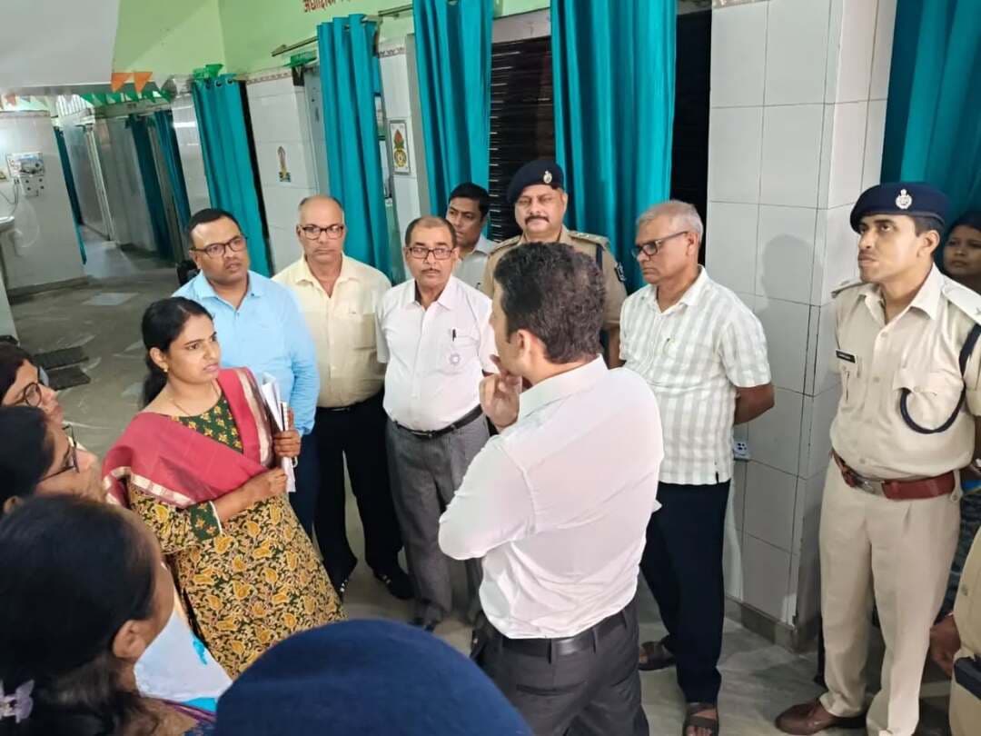 जिला पदाधिकारी, बेगूसराय श्री रिची पाण्डेय ने गुरुवार को रतनपुर स्थित बालिका गृह एवं पोखरिया स्थित विशिष्ट दत्तक ग्रहण संस्थान का निरीक्षण किया।
इस दौरान उन्होंने बच्चों के आवासन, भोजन, स्वास्थ्य, सुरक्षा एवं देखभाल से संबंधित व्यवस्थाओं का जायजा लिया तथा संबंधित अधिकारियों एवं कर्मियों से संस्थानों के संचालन एवं बच्चों को उपलब्ध कराई जा रही सुविधाओं की जानकारी प्राप्त की। उन्होंने बच्चों के समुचित संरक्षण, देखभाल एवं सर्वांगीण हित को सर्वोच्च प्राथमिकता देते हुए सुरक्षित, स्वच्छ एवं अनुकूल वातावरण सुनिश्चित करने तथा निर्धारित मानकों के अनुरूप सभी आवश्यक सुविधाएं उपलब्ध कराने का निर्देश दिया।
IPRD Bihar
#begusarai