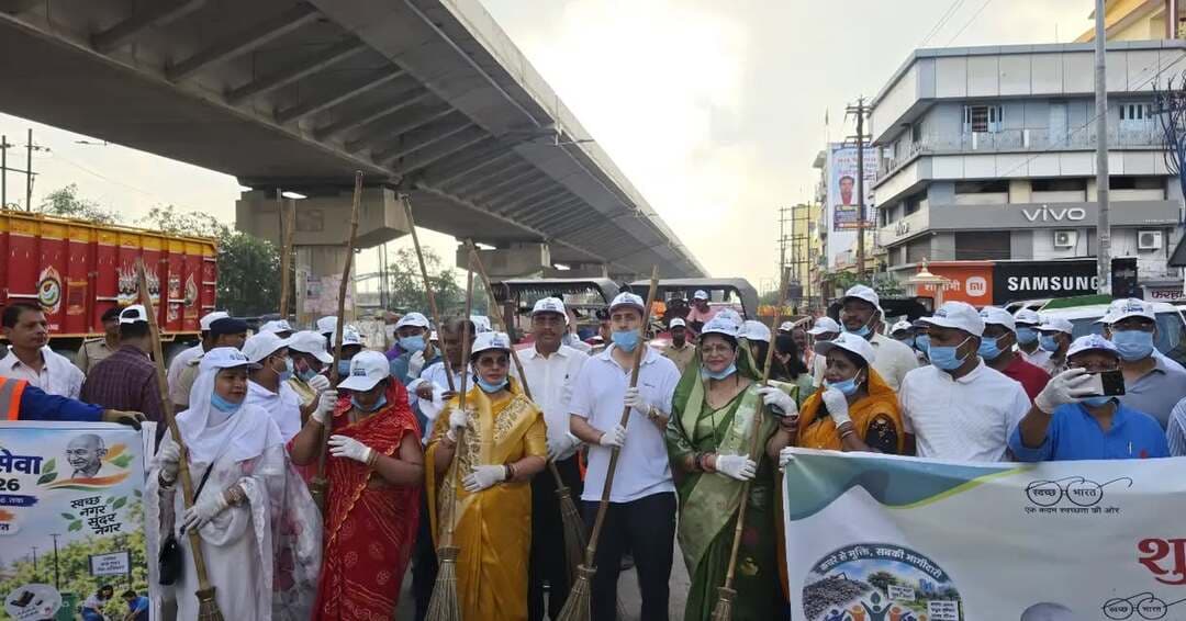 स्वच्छता ही सेवा अभियान-2026’ का 17 सितंबर को बेगूसराय में शुभारंभ किया गया। इस अवसर पर ट्रैफिक चौक से बस स्टैंड तक विशेष स्वच्छता अभियान एवं श्रमदान आयोजित किया गया, जिसमें जिलाधिकारी श्री रिची पांडेय, माननीय महापौर श्रीमती पिंकी देवी, उप महापौर श्रीमती अनीता राय, नगर आयुक्त श्री सोमेश बहादुर माथुर, अपर समाहर्ता श्री बृज किशोर चौधरी सहित अन्य पदाधिकारियों एवं कर्मियों ने सहभागिता की।
जिलाधिकारी ने स्वच्छता को प्रत्येक नागरिक की सामूहिक जिम्मेदारी बताते हुए आमजन से सक्रिय भागीदारी की अपील की।
IPRD Bihar
Swachh Begusarai
#begusarai