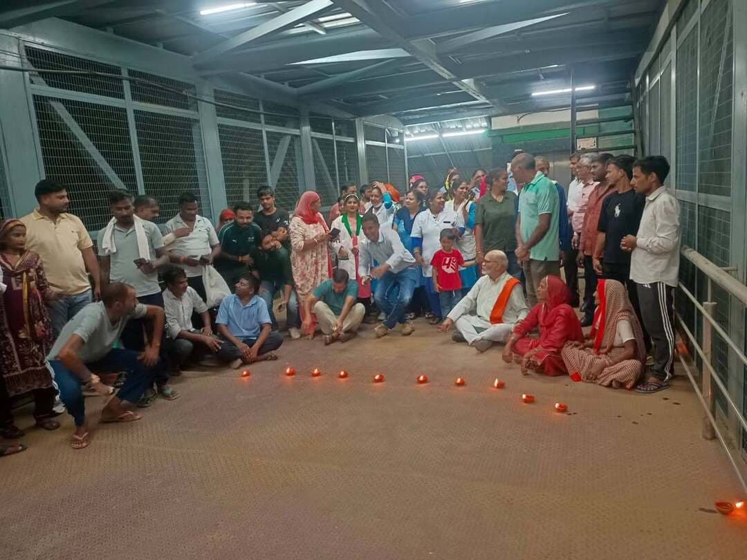 सेवा संकल्प अभियान के तहत जिला नागरिक अस्पताल रेवाड़ी में भव्य दीप प्रज्वलन कार्यक्रम का आयोजन हुआ
रेवाड़ी, 17 सितंबर 2026
सेवा संकल्प अभियान के अंतर्गत जिला नागरिक अस्पताल रेवाड़ी में सेवा, समर्पण, सामाजिक सहभागिता एवं राष्ट्रभक्ति की भावना से ओत-प्रोत भव्य दीप प्रज्वलन कार्यक्रम का आयोजन किया गया। कार्यक्रम के दौरान जिला नागरिक अस्पताल के फुट ओवरब्रिज पर 151 दीपक आयुष्मान लाभार्थियों द्वारा तथा अतिरिक्त भवन (Additional Block) पर 101 दीपक आयुष्मान लाभार्थियों द्वारा प्रज्वलित किए गए।
कार्यक्रम की अध्यक्षता प्रधान चिकित्सा अधिकारी डॉ. सुरेंद्र यादव द्वारा की गई। इस अवसर पर बड़ी संख्या में आयुष्मान लाभार्थी, अन्य लाभार्थी, अस्पताल के अधिकारी-कर्मचारी, सामाजिक कार्यकर्ता एवं समाजसेवी उपस्थित रहे और पूरे उत्साह के साथ अभियान में सहभागिता की।
अभियान का उद्देश्य
सेवा संकल्प अभियान का प्रमुख उद्देश्य समाज में सेवा, सहयोग, समर्पण, राष्ट्रभक्ति एवं सामाजिक उत्तरदायित्व की भावना को मजबूत करना तथा आमजन को स्वास्थ्य सेवाओं के प्रति जागरूक करते हुए उन्हें सरकारी स्वास्थ्य संस्थानों से जुड़ने के लिए प्रेरित करना है।
दीप प्रज्वलन के माध्यम से यह संदेश दिया गया कि सेवा केवल एक दायित्व नहीं, बल्कि समाज के प्रति हमारी सामूहिक जिम्मेदारी और मानवीय संवेदना का प्रतीक है। आयुष्मान लाभार्थियों को इस कार्यक्रम में सहभागी बनाकर उन्हें केवल स्वास्थ्य सेवाओं के लाभार्थी के रूप में नहीं, बल्कि स्वास्थ्य व्यवस्था एवं समाज के सक्रिय भागीदार के रूप में जोड़ने का प्रयास किया गया।
कार्यक्रम का उद्देश्य अस्पताल आने वाले मरीजों एवं उनके परिजनों में सकारात्मक सोच, आशा और विश्वास का वातावरण तैयार करना भी रहा। दीपों की रोशनी के माध्यम से सेवा एवं मानवता का संदेश जन-जन तक पहुंचाने तथा समाज के विभिन्न वर्गों को एक साथ जोड़कर सामुदायिक सहभागिता को बढ़ावा देने का प्रयास किया गया।
लाभार्थियों एवं समाजसेवियों की रही सक्रिय भागीदारी
कार्यक्रम की रूपरेखा एवं समन्वय अभियान संयोजक डॉ. प्रीतम यादव एवं नोडल अधिकारी डॉ. सुभाष यादव द्वारा किया गया। सेवा भारती के एनजीओ सदस्य श्री नरेंद्र शर्मा सहित अनेक महिला समाजसेवियों ने कार्यक्रम में सक्रिय सहभागिता की।
अस्पताल प्रशासन की ओर से कार्यक्रम की संपूर्ण रूपरेखा एवं मीडिया समन्वय प्रेस प्रवक्ता-सह-उप चिकित्सा अधीक्षक डॉ. इंद्रजीत यादव द्वारा किया गया। अस्पताल के नर्सिंग अधिकारियों, HKRN स्टाफ एवं मदन सुपरवाइजर की देखरेख में कार्यक्रम व्यवस्थित एवं सफलतापूर्वक संपन्न हुआ।
इस अवसर पर डॉ. अजीत, लैब इंचार्ज डॉ. सुरेंद्र यादव सीनियर मेडिकल ऑफिसर फार्मेसी ऑफिसर श्री अरुण गुप्ता, श्री प्रदीप शर्मा, श्री हेमंत, सुरेंद्र गार्ड, श्रीमती सुषमा, स्टाफ भारती, रेडियोग्राफर श्री कुलदीप, श्री कमलजीत, श्री परवीन सहित अस्पताल का अन्य स्टाफ भी उपस्थित रहा।
राष्ट्रभक्ति के नारों से गूंजा अस्पताल परिसर
दीप प्रज्वलन के दौरान उपस्थित लाभार्थियों, समाजसेवियों एवं अस्पताल कर्मचारियों द्वारा “वंदे मातरम्” एवं “भारत माता की जय” के नारों का जोरदार उद्घोष किया गया। नारों से पूरा अस्पताल परिसर राष्ट्रभक्ति एवं उत्साह से गूंज उठा।
फुट ओवरब्रिज एवं अतिरिक्त भवन पर एक साथ जगमगाते सैकड़ों दीपकों का दृश्य अत्यंत मनमोहक रहा। कार्यक्रम ने उपस्थित लाभार्थियों, मरीजों, परिजनों एवं कर्मचारियों में नई ऊर्जा, उत्साह एवं सकारात्मकता का संचार किया।
प्रधान चिकित्सा अधिकारी डॉ. सुरेंद्र यादव ने कहा कि ऐसे कार्यक्रम अस्पताल को केवल उपचार का केंद्र नहीं बल्कि सेवा, संवेदना और सामाजिक सहभागिता का केंद्र बनाने में महत्वपूर्ण भूमिका निभाते हैं। उन्होंने सभी लाभार्थियों, समाजसेवियों एवं अस्पताल कर्मचारियों का कार्यक्रम में सक्रिय सहभागिता के लिए आभार व्यक्त किया।
जिला नागरिक अस्पताल रेवाड़ी द्वारा आयोजित यह कार्यक्रम “सेवा ही संकल्प, सेवा ही समर्पण” की भावना को साकार करने वाला रहा तथा इसमें समाज के विभिन्न वर्गों की सहभागिता ने अभियान को विशेष रूप से प्रभावशाली बनाया।
