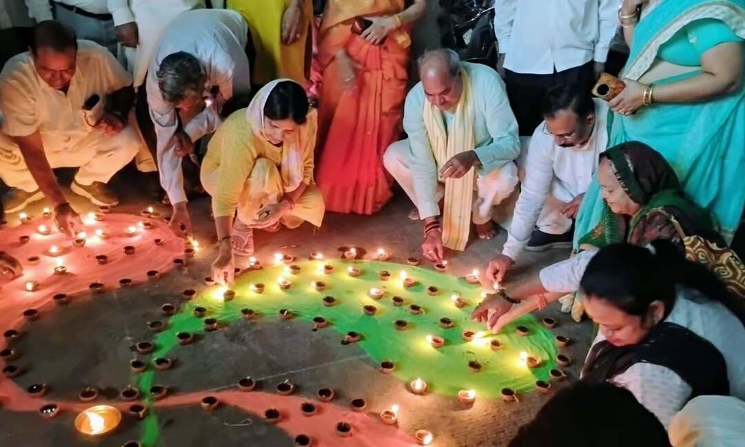 * आरती सिंह राव *विधायक लक्ष्मण सिंह यादव * डीसी अभिषेक मीना * वंदना पोपली * विधायक अनिल यादव * विधायक कृष्ण कुमार * सुनील मुसेपुर * चेयरपर्सन विनीता पीपल ने आशीर्वाद के
किए दीप प्रज्जवलित*
*डीसी अभिषेक मीणा ने लघु सचिवालय परिसर में प्रज्जवलित किया आशीर्वाद का दीया*
*रेवाड़ी, 17 सितंबर।*
सेवा संकल्प अभियान के प्रथम दिवस आज शाम को रेवाड़ी जिला में सभी नवनिर्मित भवन, धार्मिक स्थल एवं लघु सचिवालयों के प्रांगण में हजारों की संख्या में आशीर्वाद के दीये प्रज्जवलित किए गए।
रेवाड़ी के विधायक एवं भाजपा प्रदेश उपाध्यक्ष लक्ष्मण सिंह यादव ने मोती चौक पर सुप्रसिद्ध धार्मिक स्थल घंटेश्वर मंदिर के समीप प्रधानमंत्री श्री नरेंद्र मोदी के जन्म दिवस एवं उनके सेवाकाल के 25 साल पूरे होने के उपलक्ष्य में आशीर्वाद का दीया प्रज्जवलित किया। उन्होंने प्रधानमंत्री को जन्म दिन की अनेकों अनेक शुभकामनाएं देते हुए कहा कि श्री नरेंद्र मोदी ने राष्ट्र सेवा को अपना धर्म मानकर कर्तव्यों की पालना की है। उन्होंने कहा कि प्रधानमंत्री के नेतृत्व में ही मुख्यमंत्री श्री नायब सिंह सैनी समान रुप से पूरे प्रदेश का विकास करवा रहे हैं। उन्होंने उम्मीद जताई कि एक माह तक चलने वाले सेवा संकल्प अभियान मेें नागरिकों को सरकार की कल्याणकारी योजनाओं एवं सेवाओं से लाभान्वित किया जाएगा।
*डीसी अभिषेक मीणा ने किया दीप प्रज्जवलित*
रेवाड़ी लघु सचिवालय परिसर में डीसी अभिषेक मीणा ने आशीर्वाद का दीया जला कर सेवा संकल्प अभियान को जिला में सुचारु रुप से संचालित करने का संकल्प लिया। उन्होंने सभी अधिकारियों और कर्मचारियों को अगले एक माह तक चलने वाले इस अभियान में निष्ठापूर्वक अपनी सेवाएं देने के लिए प्रेरित किया। उनके साथ एडीसी राहुल मोदी, नगराधीश जितेंद्र कुमार व भाजपा नेता सुनील मुसेपुर भी मौजूद रहे।
*प्रमुख स्थानों पर जलाए आशीर्वाद के दीये*
रेवाड़ी शहर में सोलाराही तालाब, रेजांगला पार्क, आईजी युनिवर्सिटी मीरपुर, राव तुलाराम स्टेडियम, राजकीय महिला महाविद्यालय, नवोदय विद्यालय, केएलपी कालेज, अहीर कालेज, सैनिक स्कूल, बसस्टैंड रेवाड़ी, बड़ा तालाब हनुमान मंदिर, रेलवे स्टेशन रेवाड़ी में भी आशीर्वाद के दीये प्रज्जवलित किए गए।
*बावल लघु सचिवालय में किए दीप प्रज्जवलित*
इसके अलावा बावल लघु सचिवालय परिसर, धारुहेड़ा नगरपालिका परिसर तथा ग्रामस्तर पर चैपाल व सार्वजनिक स्थानों पर आशीर्वाद का दीया जलाकर जनप्रतिनिधि, कर्मचारी, अधिकारी व आम लोगों देश सेवा का संकल्प लिया। बावल में इस मौके पर नायब तहसीलदार श्यामसुंदर, बीईओ फतेहसिंह व एसडीएम आॅफिस के स्टाॅॅफ सदस्य मौजूद रहे।
*स्वास्थ्य संस्थानों में आयोजित हुआ दीवा अभियान*
स्वास्थ्य विभाग की जिला रेवाड़ी की नोडल अधिकारी डॉ. रितु यादव ने बताया कि सेवा संकल्प अभियान के तहत शाम के समय जिले की सभी स्वास्थ्य सुविधाओं में दीया अभियान आयोजित किया गया। जिला अस्पताल, उपमंडल अस्पताल, सामुदायिक स्वास्थ्य केंद्र एवं प्राथमिक स्वास्थ्य केंद्र सहित अन्य स्वास्थ्य संस्थानों में दीप प्रज्वलित कर सेवा, समर्पण एवं जनकल्याण का संदेश दिया गया।
--------