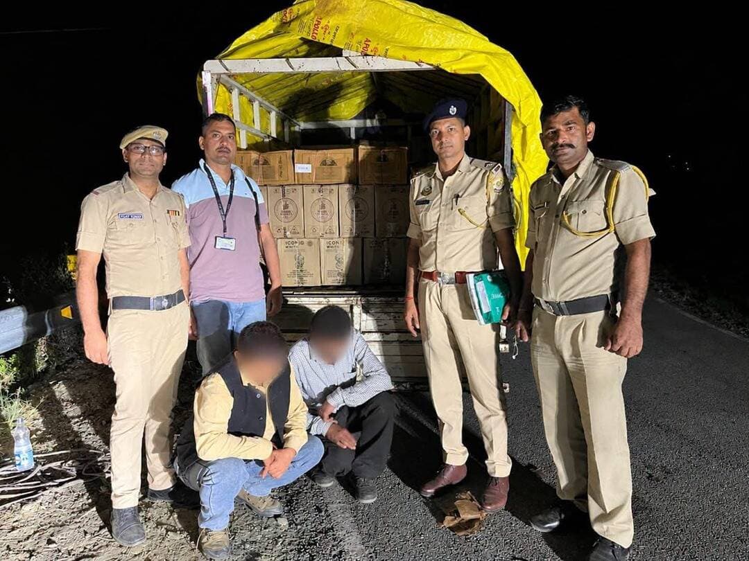 रामपुर में 1488 बोतल अवैध शराब-बीयर पकड़ी, दो आरोपी गिरफ्तार
उमरी मोड़ पर पुलिस की चेकिंग के दौरान मिली खेप, ऊना नंबर-01 की 1140 बोतलें शामिल
रामपुर। थाना रामपुर पुलिस ने अवैध शराब के कारोबार और परिवहन के खिलाफ बड़ी कार्रवाई करते हुए उमरी मोड़ पर दो लोगों के कब्जे से करीब 1488 बोतल शराब और बीयर बरामद की है। पुलिस ने दोनों आरोपियों के खिलाफ आबकारी अधिनियम के तहत मामला दर्ज कर जांच शुरू कर दी है।
पुलिस के अनुसार, गश्त और चेकिंग के दौरान उमरी मोड़ पर दीपक भारद्वाज (29), निवासी रामपुर और सुखा नंद, निवासी रामपुर को जांच के लिए रोका गया। तलाशी के दौरान उनके कब्जे से भारी मात्रा में शराब और बीयर बरामद हुई।
बरामद खेप में ऊना नंबर-01 की 1140 बोतलें, थंडर बोल्ट बीयर की 108, ओल्ड मोंक की 96, ICONIQ White की 60 और Royal Stag की 84 बोतलें शामिल हैं। पुलिस ने शराब और बीयर को कब्जे में लेकर नियमानुसार कार्रवाई शुरू कर दी है।
इस संबंध में थाना रामपुर में FIR संख्या 103/2026, दिनांक 17 सितंबर 2026 को हिमाचल प्रदेश आबकारी अधिनियम की धारा 39(1)(a) के तहत मामला दर्ज किया गया है। पुलिस अब यह पता लगाने में जुटी है कि शराब की इतनी बड़ी खेप कहां से लाई गई थी और इसे कहां पहुंचाया जाना था।