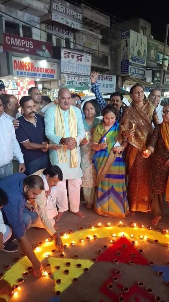 घन्य हो गई जिसको पा कर भारत मां की गोदी#अनहोनी को होनी करदे नाम नरेन्द्र मोदी#रेवाड़ी विधायक लक्ष्मण सिंह यादव#देश के प्रधानमंत्री नरेंद्र मोदी के जन्मदिवस के अवसर पर #रेवाड़ी के ऐतिहासिक मोती चौक पर जलाए गए दिए