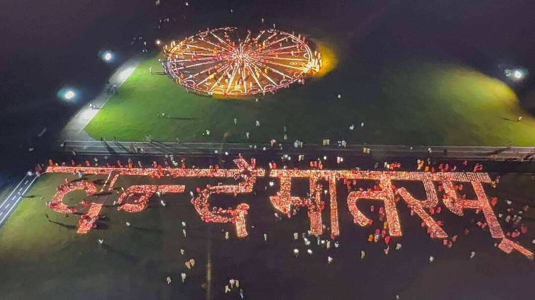 देवास | प्रधानमंत्री नरेंद्र मोदी के जन्मदिवस पर पुलिस परेड ग्राउंड में आयोजित कार्यक्रम में मुख्य अतिथि के रूप में पहुंचे उपमुख्यमंत्री जगदीश देवड़ा। इस दौरान दीयों की रोशनी से ‘वंदे मातरम्’ की आकर्षक आकृति सजाई गई।