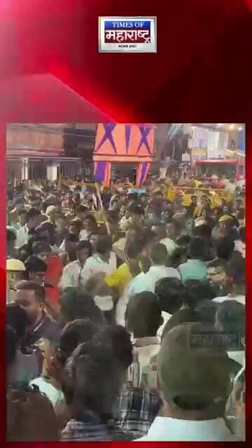 लालबागच्या राजाच्या VIP दर्शनासाठी प्रचंड गर्दी! परिस्थिती नियंत्रणात आणण्यासाठी पोलिसांचा हस्तक्षेप