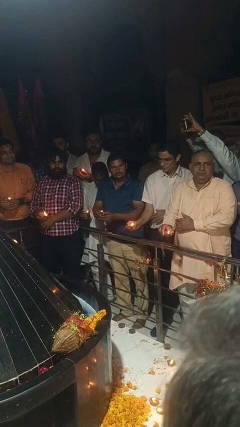 दीपों से जगमगाया बागपत का गुफा मंदिर, पीएम मोदी के जन्मदिवस पर राज्य मंत्री केपी मलिक ने किया दीप प्रज्वलन #vedioviralreel #trendingreels #baghpatp #BaghpatNews #trending