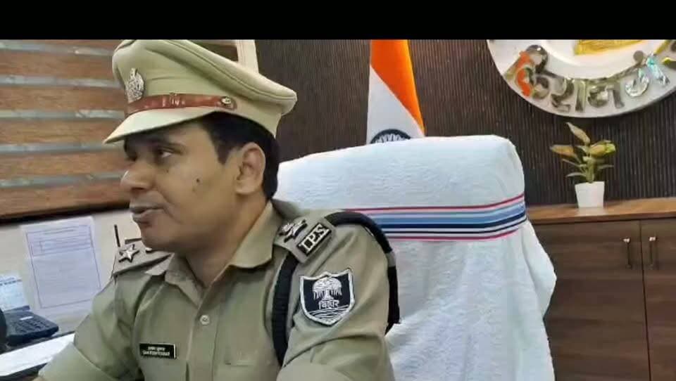 ए०एन०टी०एफ० किशनगंज के द्वारा अवैध मादक पदार्थ (एम०डी०एम०ए० / हेरोईन) तस्करी के 01 तस्कर को किया गया गिरफ्तार।
गिरफ्तार अभियुक्त के पास से 405 ग्राम ब्राउन सुगर (हेरोईन), 183 ग्राम एम०डी०एम०ए०, कुल 588 ग्राम अवैध मादक पदार्थ किया गया बरामद।
गिरफ्तार अभियुक्त के पास से 01 (एक) देशी कट्टा, 1,01,300/- (एक लाख एक हजार तीन सौ) रूपया नगद, 06 मोबाईल फोन एवं 06 डेविट कार्ड भी किया गया बरामद।
405 ग्राम ब्राउन सुगर (हेरोईन) एवं 183 ग्राम एम०डी०एम०ए० कुल-588 ग्राम अवैध मादक पदार्थ, जिसका अन्तर्राष्ट्रीय बाजार मूल्य करीब 1 करोड़ 30 लाख रूपया आंका गया है।