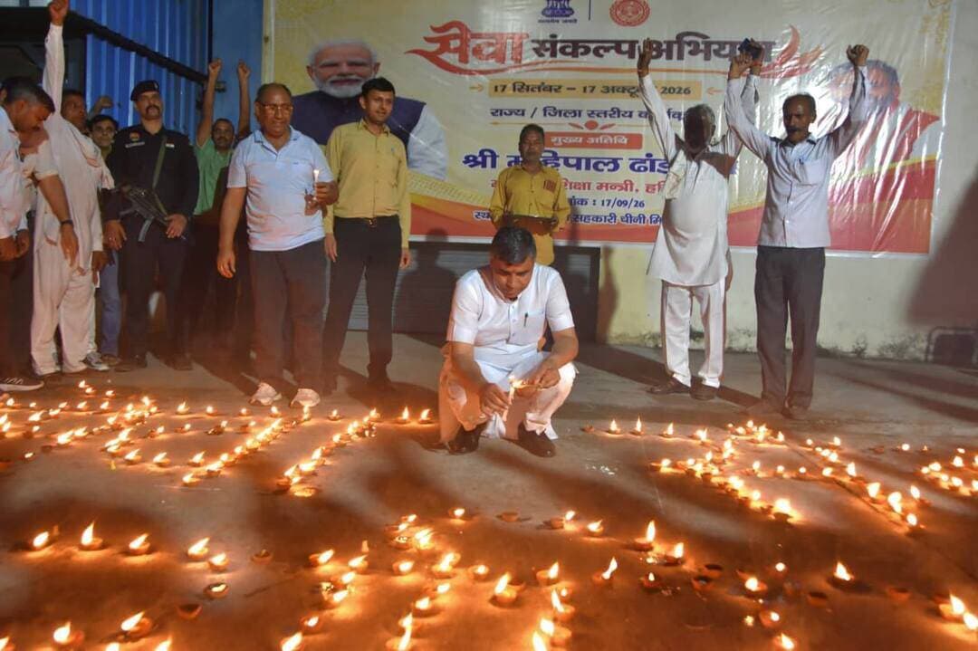डाहर शुगर मिल में शिक्षा मंत्री महीपाल ढांडा
आशीर्वाद का दीया का शुभारंभ करते हुए कहा कि सेवा संकल्प अभियान प्रधानमंत्री नरेंद्र मोदी के 25 वर्षों के सेवा, समर्पण और राष्ट्र निर्माण की यात्रा से प्रेरणा लेकर समाज के प्रत्येक वर्ग तक पहुंचने का माध्यम है। उन्होंने कहा कि अभियान के तहत स्कूलों, आंगनवाड़ी केंद्रों, सामाजिक एवं धार्मिक संस्थाओं और बूथ स्तर तक विभिन्न गतिविधियां आयोजित की जाएंगी। उन्होंने कहा कि जनकल्याणकारी योजनाओं और देश में हुए बदलावों की जानकारी आमजन तक पहुंचाने के साथ युवाओं और विद्यार्थियों को भी राष्ट्र निर्माण से जोड़ा जाएगा। उन्होंने कहा कि विकसित भारत का लक्ष्य किसी एक व्यक्ति का नहीं, बल्कि देश के प्रत्येक नागरिक का सामूहिक संकल्प है। मंत्री महीपाल ढांडा का कार्यक्रम में पहुचनें पर एसडीएम पानीपत मनदीप कुमार ने स्वागत किया।