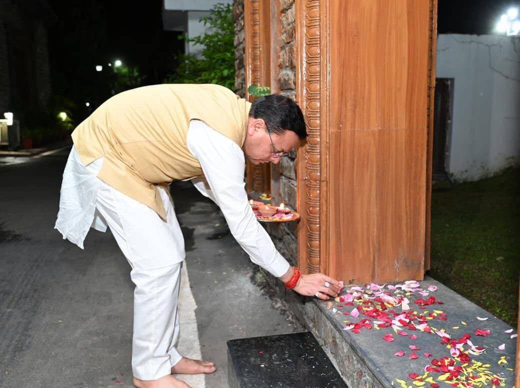 इसे चम्पावत के स्थानीय संदर्भ वाली खबर के साथ जोड़ने के बजाय **मुख्यमंत्री आवास की अलग खबर** के रूप में अखबारी शैली में इस तरह रखा जा सकता है:
# मुख्यमंत्री धामी ने पीएम मोदी के जन्मदिवस पर प्रज्वलित किया ‘आशीर्वाद का दीया’
### प्रधानमंत्री के स्वस्थ, दीर्घायु एवं यशस्वी जीवन की कामना; कहा—उनके नेतृत्व में विकास के पथ पर आगे बढ़ रहा देश
**देहरादून।** प्रधानमंत्री **नरेंद्र मोदी** के जन्मदिवस के अवसर पर गुरुवार रात्रि मुख्यमंत्री **पुष्कर सिंह धामी** ने मुख्यमंत्री आवास में ‘आशीर्वाद का दीया’ प्रज्वलित कर प्रधानमंत्री के स्वस्थ, दीर्घायु एवं यशस्वी जीवन की कामना की।
इस अवसर पर मुख्यमंत्री ने प्रधानमंत्री के नाम से दीप प्रज्वलित करते हुए उनके उत्तम स्वास्थ्य, दीर्घायु और निरंतर राष्ट्रसेवा की कामना की। उन्होंने कहा कि प्रधानमंत्री नरेंद्र मोदी के नेतृत्व और मार्गदर्शन में देश निरंतर विकास एवं प्रगति के पथ पर आगे बढ़ रहा है।
मुख्यमंत्री ने कहा कि प्रधानमंत्री के नेतृत्व में भारत ने वैश्विक स्तर पर अपनी अलग पहचान स्थापित की है और देश **आत्मनिर्भरता एवं विकसित भारत** के संकल्प के साथ आगे बढ़ रहा है। उन्होंने कहा कि उत्तराखंड को भी प्रधानमंत्री के मार्गदर्शन का निरंतर लाभ मिल रहा है और राज्य विकास की दिशा में आगे बढ़ रहा है।
मुख्यमंत्री ने प्रधानमंत्री के जन्मदिवस पर उनके दीर्घ एवं स्वस्थ जीवन की मंगलकामना करते हुए राष्ट्रसेवा के उनके प्रयासों के लिए शुभेच्छाएं व्यक्त कीं।