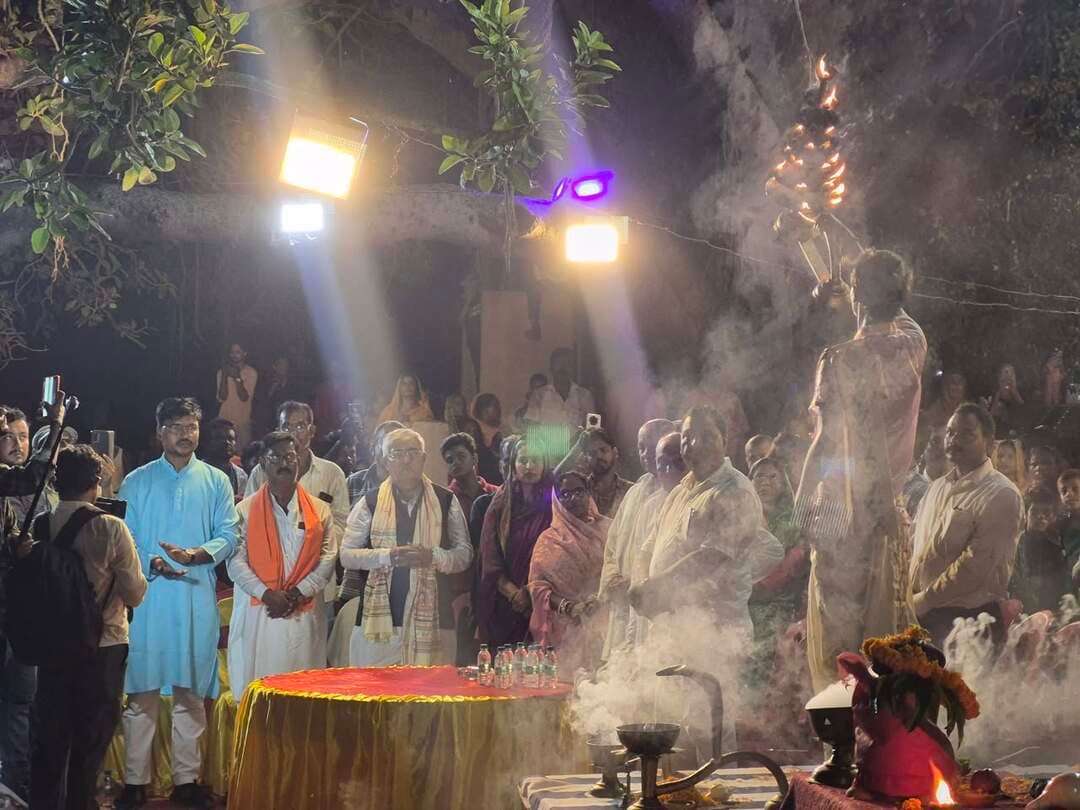 गंगा आरती... आशीर्वाद का दीया कार्यक्रम, बेनीपट्टी संसार पोखर
बेनीपट्टी नगर पंचायत के संयोजन में हुआ भव्य आयोजन, बनारस से आये पंडितों ने गंगा आरती के तर्ज पर की आरती
मौके पर मौजूद रहे भाजपा विधायक विनोद नारायण झा, प्रखंड प्रमुख सोनी देवी, नगर पंचायत के मुख्य पार्षद मंजू देवी, उपमुख्य पार्षद दीपशिखा कुमारी, नगर पंचायत के कार्यपालक पदाधिकारी गौतम आनंद, स्वच्छता पदाधिकारी शिव कुमार, जदयू प्रखंड अध्यक्ष प्रदीप झा बासु, नगर पंचायत के सभी पार्षद, स्वच्छता कर्मी, व स्थानीय लोग।