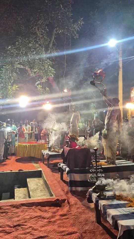 गंगा आरती... आशीर्वाद का दीया कार्यक्रम, बेनीपट्टी संसार पोखर
बेनीपट्टी नगर पंचायत के संयोजन में हुआ भव्य आयोजन, बनारस से आये पंडितों ने गंगा आरती के तर्ज पर की आरती