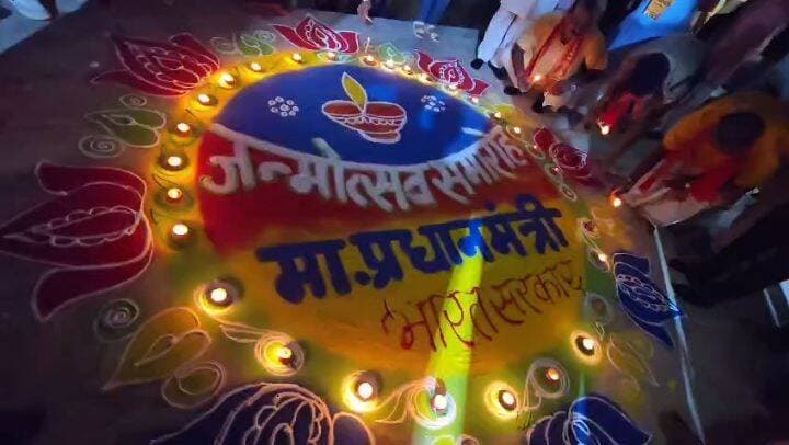 सेवा संकल्प अभियान के अंतर्गत ‘आशीर्वाद का दीया’ कार्यक्रम का आयोजन, रामघाट पर प्रज्ज्वलित हुए 21 हजार दीप
माननीय प्रधानमंत्री श्री नरेन्द्र मोदी जी के जन्मदिवस के अवसर पर जनपद में 17 सितम्बर से 17 अक्टूबर 2026 तक आयोजित ‘सेवा संकल्प अभियान’ के अंतर्गत आज *आशीर्वाद का दीया* कार्यक्रम का आयोजन किया गया। कार्यक्रम के तहत जनपद के ग्रामीण एवं नगरीय क्षेत्रों में लाभान्वित परिवारों तथा आम नागरिकों द्वारा अपने घरों, प्रतिष्ठानों एवं कार्यालयों में दीप प्रज्ज्वलित कर सहभागिता की गई।
इसी क्रम में रामघाट पर लगभग 10 हजार दीपों से सजाकर विशेष दीप प्रज्ज्वलन कार्यक्रम आयोजित किया गया। कार्यक्रम का उद्देश्य जनसहभागिता के माध्यम से सेवा, समर्पण एवं सामाजिक सहभागिता की भावना को प्रोत्साहित करना रहा।
इस अवसर पर जनपद के विभिन्न शासकीय कार्यालयों सहित जनपद के 10 प्रमुख धार्मिक एवं पर्यटन केंद्र पर दीप प्रज्ज्वलित किया गया।
इस अवसर पर माननीय जनप्रतिनिधियों एवं आम नागरिकों द्वारा *आशीर्वाद का दीया* हैशटैग के साथ दीप प्रज्ज्वलन से संबंधित फोटो एवं वीडियो सोशल मीडिया पर साझा कर कार्यक्रम में सहभागिता की गई।
कार्यक्रम के दौरान जिलाधिकारी श्री पुलकित गर्ग, पुलिस अधीक्षक श्री अरुण कुमार सिंह, भाजपा जिलाध्यक्ष श्री महेंद्र कोटार्य, क्षेत्रीय कार्यकारिणी सदस्य श्री रामपाल प्रजापति, अध्यक्ष नगर पालिका परिषद कर्वी श्री नरेंद्र गुप्ता, अध्यक्ष डिस्ट्रिक्ट को-ऑपरेटिव बैंक चित्रकूट-बांदा श्री पंकज अग्रवाल, मुख्य विकास अधिकारी श्री डी.पी. पाल, अपर जिलाधिकारी न्यायिक श्री अरुण यादव, जिला महामंत्री डॉ. अश्वनी अवस्थी, जिला युवा मोर्चा अध्यक्ष श्री हीरो मिश्रा सहित अन्य जनप्रतिनिधिगण एवं स्थानीय नागरिक उपस्थित रहे।