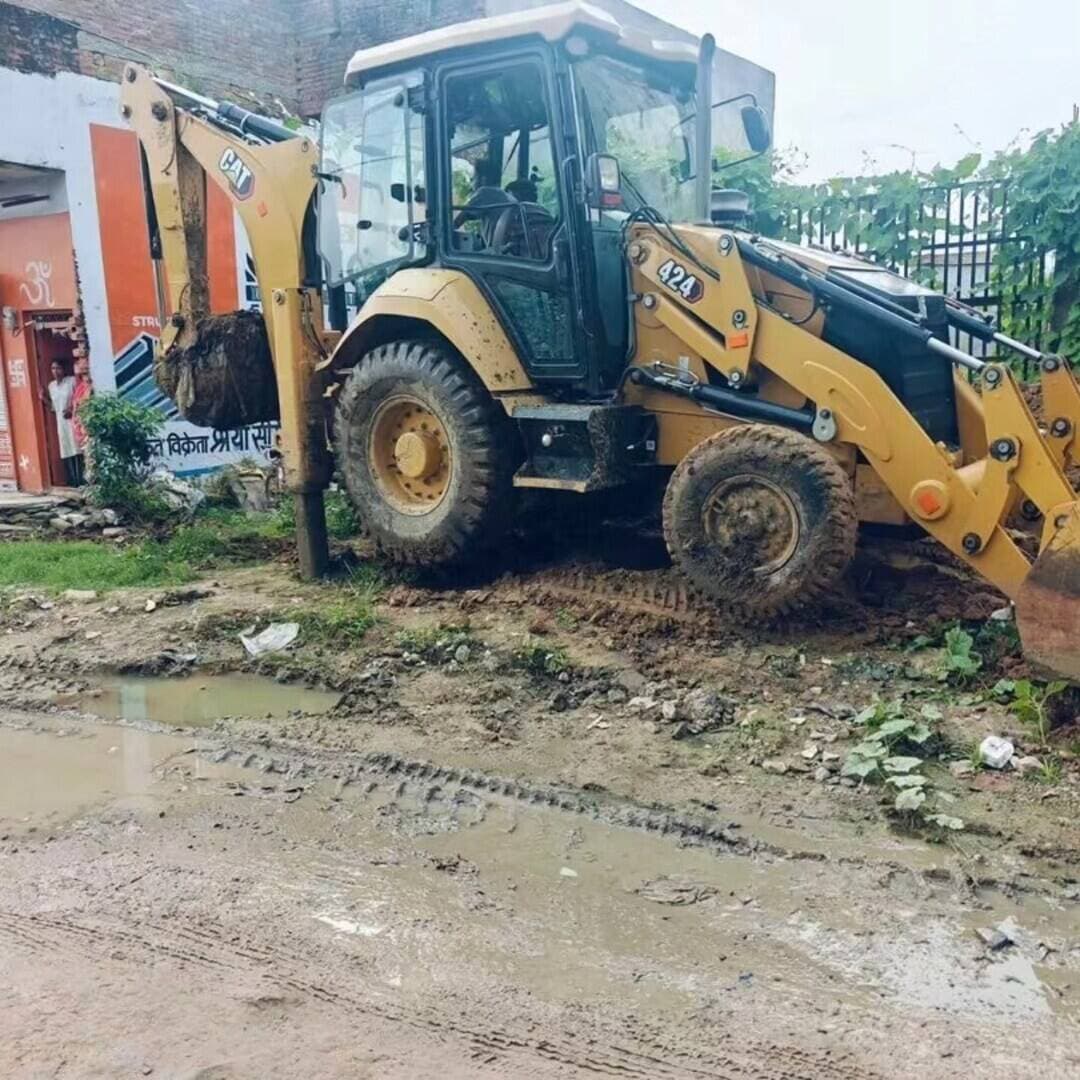 चित्रकूट मऊ में जलभराव की समस्या के समाधान हेतु नाला निर्माण कार्य शुरू
नगर पंचायत मऊ के टॉकीज रोड पर लंबे समय से बनी जलभराव की समस्या के स्थायी समाधान की दिशा में नाला निर्माण कार्य का उप जिलाधिकारी मऊ की उपस्थिति में शुरू किया गया
प्रस्तावित नाला मऊ बस स्टैंड से टॉकीज रोड होते हुए नीबी चौराहा तक 300 मीटर लंबा बनाया जाएगा, जिसकी स्वीकृत लागत ₹33 लाख है। निर्माण से वर्षा जल की सुचारु निकासी सुनिश्चित होने तथा राहगीरों एवं स्थानीय नागरिकों को जलभराव से राहत मिलने की उम्मीद है। निर्माण से पूर्व स्थल की पैमाइश एवं चिन्हांकन तथा आवश्यक अतिक्रमण हटाने की कार्यवाही पूर्ण की गई है। संबंधित अधिकारियों एवं कर्मचारियों को निर्धारित मानकों के अनुरूप कार्य सुनिश्चित करने के निर्देश दिए गए।
#Chitrakoot #Mau #Waterlogging #Drainage #Development Infrastructure GoodGovernance UttarPradesh