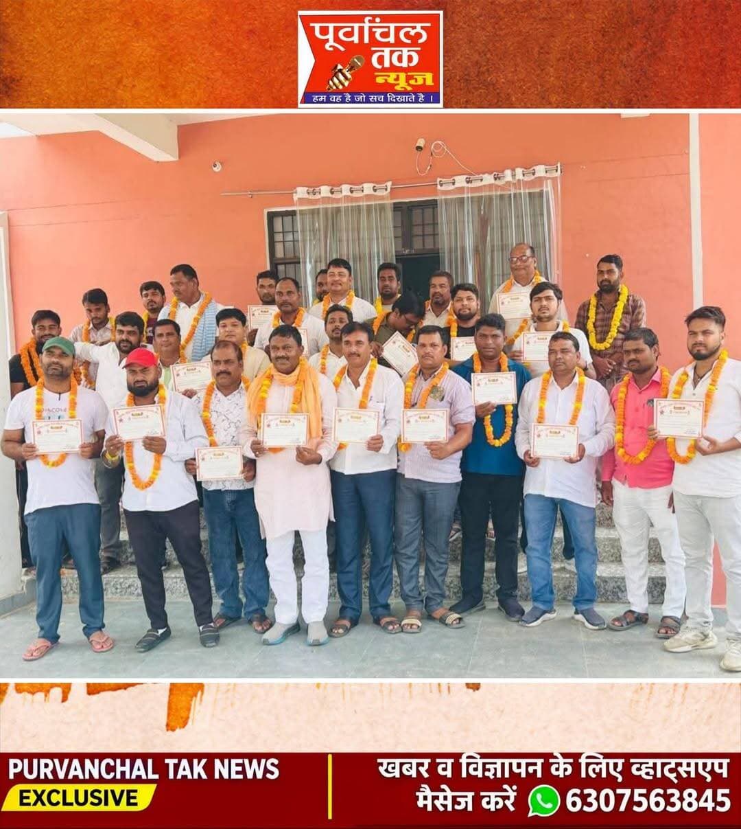 भाजपा नेता नील मणि के नेतृत्व में दर्जनों युवाओं ने रक्तदान कर मनाया प्रधानमंत्री नरेंद्र मोदी का जन्मदिन
धनघटा। देश के प्रधानमंत्री नरेंद्र मोदी का जन्मदिन भाजपा नेताओं और कार्यकर्ताओं ने विभिन्न कार्यक्रमों के माध्यम से मनाया। इसी क्रम में धनघटा विधानसभा के पूर्व प्रत्याशी एवं भाजपा नेता नील मणि के नेतृत्व में स्वैच्छिक रक्तदान शिविर का आयोजन किया गया। शिविर में दर्जनों युवाओं ने उत्साहपूर्वक रक्तदान कर प्रधानमंत्री नरेंद्र मोदी के जन्मदिन को सेवा संकल्प के रूप में मनाया।
हैसर बाजार धनघटा नगर पंचायत कार्यालय के सभागार में आयोजित स्वैच्छिक रक्तदान शिविर का शुभारंभ भाजपा नेता नील मणि ने स्वयं रक्तदान करके किया। शिविर में चार दर्जन से अधिक युवाओं ने स्वेच्छा से रक्तदान किया।
इस अवसर पर नील मणि ने कहा कि प्रधानमंत्री नरेंद्र मोदी ने अपनी कार्यकुशलता और नेतृत्व क्षमता से वैश्विक पटल पर देश का गौरव बढ़ाया है। उन्होंने कहा कि देश के प्रधानमंत्री के जन्मदिन पर रक्तदान करना मानव सेवा का पुनीत कार्य है। युवाओं द्वारा किया गया रक्तदान भविष्य में किसी जरूरतमंद व्यक्ति के जीवन को बचाने में उपयोगी साबित हो सकता है।
नील मणि ने रक्तदान शिविर में बढ़-चढ़कर हिस्सा लेने वाले सभी युवाओं का आभार व्यक्त करते हुए कहा कि सेवा और जनकल्याण के कार्यों के माध्यम से प्रधानमंत्री का जन्मदिन यादगार बनाया गया है।
कार्यक्रम के दौरान डा. मनोज शुक्ला, उत्तम चौधरी, जेपी यादव, अरविंद कुमार, श्रीकांत, शैलेन्द्र कुमार प्रदीप सैनी राजेश चतुर्वेदी अवधेश उपाध्याय अटल पांडे अनिल कुमार अविनाश मणि, आकाश सहित तमाम लोग मौजूद रहे।
Neel Mani