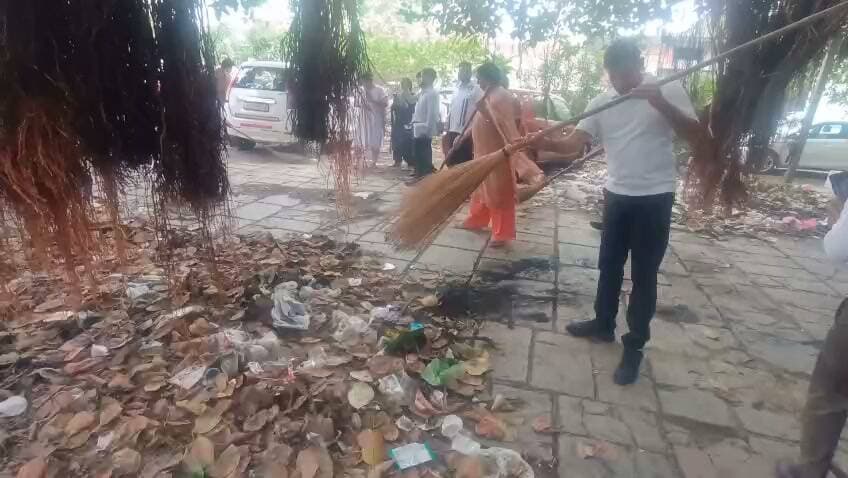 प्रधानमंत्री के जन्मदिन पर नगर निगम मेयर ने पूर्व कृषि मंत्री के साथ मिलकर लगाया झाड़ू