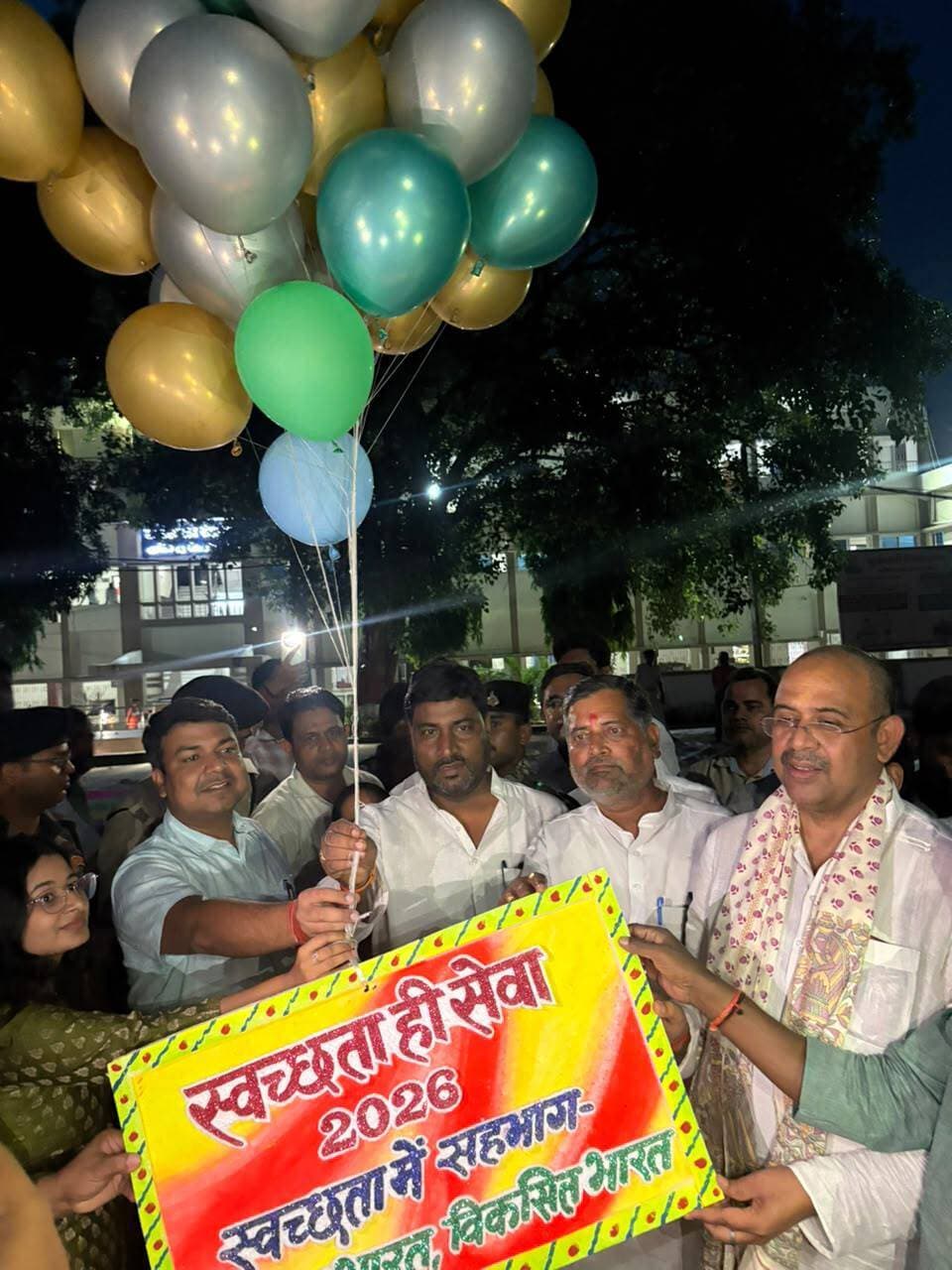 आज दिनांक 17.09.2026 को समाहरणालय, रोहतास से “स्वच्छता ही सेवा-2026” अभियान का शुभारंभ किया गया। कार्यक्रम में माननीय विधायक चेनारी श्री मुरारी प्रसाद गौतम, माननीय विधायक करगहर श्री बशिष्ठ सिंह, माननीय विधायक नोखा श्री नागेन्द्र चन्द्रवंशी, माननीय विधायक दिनारा श्री आलोक सिंह, जिलाधिकारी श्री दीपक कुमार मिश्रा, उप विकास आयुक्त डॉ आकांक्षा आनंद सहित अन्य जिला स्तरीय पदाधिकारी एवं स्वच्छता कर्मी शामिल हुए।
यह अभियान 17 सितंबर से 2 अक्टूबर 2026 (स्वच्छ भारत दिवस) तक पूरे जिले में व्यापक जनभागीदारी के साथ संचालित किया जाएगा। इस वर्ष अभियान का मुख्य विषय “स्वच्छता में सहभाग : स्वच्छ भारत, विकसित भारत” रखा गया है। अभियान का उद्देश्य नागरिकों को स्वच्छता के प्रति जागरूक करना तथा स्वच्छता को सामूहिक जिम्मेदारी के रूप में स्थापित करना है।
अभियान के तहत स्वच्छता लक्षित इकाइयों का रूपांतरण, स्वच्छ पाठशाला (स्वच्छता के लिए युवा), सफाई मित्र सुरक्षा एवं सम्मान शिविर, स्वच्छता के लिए जनभागीदारी तथा स्वच्छता से समृद्धि जैसे पांच प्रमुख स्तंभों पर विशेष रूप से कार्य किया जाएगा।
सार्वजनिक स्थानों एवं कचरा संवेदनशील क्षेत्रों को चिह्नित कर उनका कायाकल्प किया जाएगा। विद्यालयों एवं शैक्षणिक संस्थानों में बच्चों और युवाओं को स्वच्छता गतिविधियों से जोड़ा जाएगा। वहीं सफाई मित्रों के स्वास्थ्य परीक्षण, कल्याणकारी योजनाओं से उनका जुड़ाव एवं सम्मान सुनिश्चित किया जाएगा। नागरिकों को स्वैच्छिक श्रमदान के लिए प्रेरित करते हुए कचरे के बेहतर प्रबंधन एवं उसके उपयोग के माध्यम से ‘कचरे से कंचन’ की अवधारणा को बढ़ावा दिया जाएगा।
अभियान के तहत 1 अक्टूबर 2026 को ‘एक दिन, एक घंटा, एक साथ’ कार्यक्रम आयोजित किया जाएगा, जिसमें नागरिक एक घंटे का समय स्वच्छता के लिए समर्पित करते हुए सामूहिक श्रमदान करेंगे। वहीं 2 अक्टूबर को स्वच्छ भारत दिवस के अवसर पर ग्रामीण क्षेत्रों में विशेष ग्राम सभाओं तथा शहरी क्षेत्रों में विशेष परिषद बैठकों का आयोजन किया जाएगा। इस दौरान ठोस अपशिष्ट प्रबंधन नियम, 2026 सहित स्वच्छता से जुड़े विषयों पर चर्चा की जाएगी।
इसके अतिरिक्त ‘एक पेड़ माँ के नाम’ अभियान के तहत जिले के ग्रामीण एवं शहरी क्षेत्रों में व्यापक स्तर पर पौधरोपण कर पर्यावरण संरक्षण को बढ़ावा दिया जाएगा।
जिलाधिकारी ने जिलावासियों से अपील की कि ‘स्वच्छता ही सेवा-2026’ अभियान को जनआंदोलन का स्वरूप देने के लिए सभी लोग सक्रिय भागीदारी निभाएं। उन्होंने कहा कि स्वच्छता केवल किसी एक विभाग या व्यक्ति की जिम्मेदारी नहीं, बल्कि समाज के प्रत्येक नागरिक की साझा जिम्मेदारी है। सामूहिक सहभागिता से ही स्वच्छ, स्वस्थ एवं विकसित समाज का निर्माण संभव है।
#IPRD
#SwachhataHiSeva
#SHS2026
#SwachhBharatMission
#RohtasDistrict
Information & Public Relations Department, Government of Bihar
Swachh Bharat Mission, India