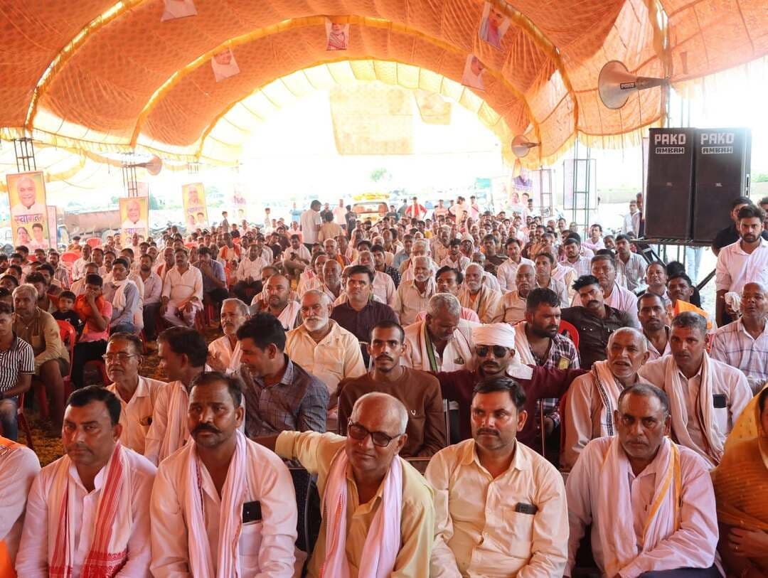 उद्यानिकी महाविद्यालय से बागवानी शिक्षा, अनुसंधान एवं किसान नवाचार को मिलेगी नई दिशा - विधानसभा अध्यक्ष
ग्राम ऐसाह में वृहद वृक्षारोपण एवं किसान सम्मेलन में विधानसभा अध्यक्ष ने आधुनिक बागवानी तकनीकों से किसानों को जोड़ने पर दिया जोर
विधानसभा अध्यक्ष श्री नरेन्द्र सिंह तोमर ने कहा है कि मुरैना में स्थापित होने वाला उद्यानिकी महाविद्यालय चंबल एवं बुन्देलखण्ड क्षेत्र में बागवानी शिक्षा, अनुसंधान एवं किसान केन्द्रित नवाचार को नई दिशा प्रदान करेगा। रानी लक्ष्मी बाई केन्द्रीय कृषि विश्वविद्यालय, झांसी के घटक महाविद्यालय के रूप में स्थापित किए जा रहे इस महाविद्यालय के लिए ग्राम ऐसाह में लगभग 320 एकड़ भूमि उपलब्ध कराई गई है। महाविद्यालय के माध्यम से युवाओं को कृषि एवं उद्यानिकी क्षेत्र में शिक्षा तथा उद्यमिता के अवसर मिलने के साथ किसानों को आधुनिक बागवानी तकनीकों का लाभ प्राप्त होगा। विधानसभा अध्यक्ष श्री तोमर ग्राम ऐसाह में आयोजित वृहद वृक्षारोपण एवं किसान सम्मेलन को संबोधित कर रहे थे। कार्यक्रम का शुभारंभ वंदे मातरम् के साथ हुआ।
विधानसभा अध्यक्ष श्री तोमर ने कहा कि महाविद्यालय में बागवानी विषय में शिक्षण, अनुसंधान एवं प्रसार गतिविधियों के साथ प्रसंस्करण, मूल्य संवर्धन तथा किसानों को बाजार से जोड़ने पर विशेष ध्यान दिया जाएगा। मुरैना एवं आसपास का क्षेत्र फल, सब्जी, मसाले, फूल तथा औषधीय पौधों की खेती के लिए अनुकूल है। वैज्ञानिक अनुसंधान, तकनीकी प्रशिक्षण एवं कौशल विकास के माध्यम से किसानों को आधुनिक बागवानी तकनीकों से जोड़कर उत्पादन एवं आय की संभावनाओं को और सुदृढ़ किया जा सकेगा।
उन्होंने कहा कि महाविद्यालय परिसर में अत्याधुनिक शैक्षणिक एवं प्रशासनिक भवन, छात्रावास, पुस्तकालय, प्रयोगशालाएं, कम्प्यूटर प्रयोगशाला, किसान पाठशाला, अनुसंधान फार्म, सेमिनार हॉल, सभागार, खेल परिसर, स्वास्थ्य केन्द्र सहित अन्य आवश्यक सुविधाएं विकसित की जाएंगी। विद्यार्थियों को बागवानी विज्ञान, पौधशाला प्रबंधन, संरक्षित खेती, फसल कटाई उपरांत प्रबंधन, पौध संरक्षण एवं बाजार आधारित बागवानी जैसे विषयों में शिक्षा एवं प्रशिक्षण उपलब्ध कराया जाएगा।
श्री तोमर ने बताया कि महाविद्यालय की स्थापना के लिए भारत सरकार द्वारा स्वीकृति प्रदान की गई है तथा लगभग 140 करोड़ रुपये की वित्तीय व्यवस्था चरणबद्ध रूप से की गई है। महाविद्यालय की स्थापना का कार्य तीन चरणों में पूर्ण किया जाएगा। उन्होंने कहा कि महाविद्यालय किसानों एवं युवाओं को बागवानी की आधुनिक तकनीकों, प्रसंस्करण एवं मूल्य संवर्धन से जोड़ने के साथ ग्रामीण स्टार्टअप एवं कृषि आधारित उद्यमिता को भी प्रोत्साहित करने में महत्वपूर्ण भूमिका निभाएगा।
उन्होंने कहा कि फल, सब्जी, मसाले, फूल एवं औषधीय उत्पादों के प्रसंस्करण, मूल्य संवर्धन, शीत श्रृंखला तथा बाजार से जुड़ाव को बढ़ावा मिलने से क्षेत्र में रोजगार एवं आय के नए अवसर विकसित होंगे। इसके साथ ही जलवायु अनुकूल एवं प्राकृतिक खेती के लिए तकनीकी अनुसंधान और नवाचार को भी प्रोत्साहन मिलेगा। उन्होंने कहा कि उद्यानिकी महाविद्यालय केवल शिक्षा का केन्द्र नहीं, बल्कि किसानों, युवाओं, वैज्ञानिकों और कृषि क्षेत्र से जुड़े उद्यमियों के लिए ज्ञान एवं नवाचार का महत्वपूर्ण केन्द्र बनेगा।
मुरैना-श्योपुर सांसद श्री शिवमंगल सिंह तोमर ने कहा कि उद्यानिकी महाविद्यालय मुरैना, रानी लक्ष्मी बाई केन्द्रीय कृषि विश्वविद्यालय के झांसी एवं दतिया परिसरों के साथ मिलकर मध्य भारत में कृषि, बागवानी, मत्स्यिकी, पशु-विज्ञान एवं वानिकी शिक्षा के क्षेत्र में मजबूत शैक्षणिक एवं अनुसंधान नेटवर्क विकसित करने में महत्वपूर्ण भूमिका निभाएगा। इससे चंबल एवं आसपास के क्षेत्रों में वैज्ञानिक बागवानी, अनुसंधान, कौशल विकास तथा खाद्य प्रसंस्करण को बढ़ावा मिलने की संभावनाएं हैं।
कार्यक्रम को जिला अध्यक्ष श्री कमलेश कुशवाह ने भी संबोधित किया। उन्होंने उद्यानिकी क्षेत्र में आधुनिक तकनीकों के उपयोग तथा किसानों एवं युवाओं को कृषि आधारित गतिविधियों से जोड़ने के महत्व पर प्रकाश डाला।
इस अवसर पर महाविद्यालय के डॉ. मनीष श्रीवास्तव, जिला अध्यक्ष श्री कमलेश कुशवाह, जनपद अध्यक्ष अम्बाह सुश्री मधुरिमा तोमर, समाजसेवी डॉ. योगेशपाल गुप्ता सहित जनप्रतिनिधि, महाविद्यालय का स्टाफ, गणमान्य नागरिक एवं बड़ी संख्या में ग्रामीणजन उपस्थित रहे।
#JansamparkMP #morena2026 #Morena #MadhyaPradesh