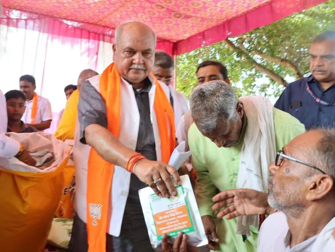 दिमनी विधानसभा क्षेत्र में सड़क, बिजली, पानी, शिक्षा और स्वास्थ्य सुविधाओं का निरंतर विस्तार : विधानसभा अध्यक्ष श्री तोमर
257.12 लाख रुपये की लागत से बीलपुर-मल्हन का पुरा व्हाया घेर सड़क निर्माण कार्य का भूमिपूजन
विधानसभा अध्यक्ष श्री नरेन्द्र सिंह तोमर ने कहा है कि दिमनी विधानसभा क्षेत्र में सड़क, बिजली, पानी, शिक्षा और स्वास्थ्य जैसी मूलभूत सुविधाओं के विस्तार को प्राथमिकता देते हुए निरंतर विकास कार्य कराए जा रहे हैं। क्षेत्र में बेहतर आवागमन के लिए सड़कों एवं पुल-पुलियों का निर्माण, विद्युत व्यवस्था को सुदृढ़ करने के लिए विद्युत उपकेन्द्रों की स्थापना तथा विद्यार्थियों को गुणवत्तापूर्ण शिक्षा उपलब्ध कराने के लिए सीएम राइज एवं सांदीपनि विद्यालय प्रारंभ किए गए हैं। विकास कार्यों का यह क्रम निरंतर जारी रहेगा।
विधानसभा अध्यक्ष श्री तोमर ग्राम बीलपुर में 257.12 लाख रुपये की लागत से बीलपुर से मल्हन का पुरा व्हाया घेर सड़क निर्माण कार्य के भूमिपूजन कार्यक्रम को संबोधित कर रहे थे। उन्होंने विधिवत भूमिपूजन कर सड़क निर्माण कार्य का शुभारंभ किया।
विधानसभा अध्यक्ष श्री तोमर ने कहा कि बीलपुर से मल्हन का पुरा सड़क निर्माण की मांग ग्रामीणों द्वारा लंबे समय से की जा रही थी। सड़क निर्माण कार्य के भूमिपूजन के साथ क्षेत्रवासियों की वर्षों पुरानी मांग पूरी हुई है। उन्होंने कहा कि दिमनी विधानसभा क्षेत्र के गांव-गांव में आवागमन की सुविधा को बेहतर बनाने के लिए अनेक सड़क निर्माण कार्य स्वीकृत किए गए हैं। इन सड़कों के निर्माण से ग्रामीण क्षेत्रों में आवागमन सुगम होने के साथ विकास गतिविधियों को भी गति मिलेगी।
उन्होंने कहा कि दिमनी विधानसभा क्षेत्र में विद्युत व्यवस्था को सुदृढ़ करने के लिए विभिन्न स्थानों पर विद्युत उपकेन्द्र स्थापित किए गए हैं। शिक्षा के क्षेत्र में जिले की प्रत्येक विधानसभा में एक-एक सीएम राइज विद्यालय प्रारंभ किया गया है, जबकि दिमनी विधानसभा क्षेत्र में दो सीएम राइज विद्यालय संचालित हैं। आने वाले समय में दो और सीएम राइज विद्यालय प्रारंभ किए जाएंगे। इस प्रकार क्षेत्र में चार सीएम राइज विद्यालय होने से विद्यार्थियों को गुणवत्तापूर्ण एवं बेहतर शैक्षणिक सुविधाएं उपलब्ध होंगी। इसके साथ ही क्षेत्र में सांदीपनि विद्यालय भी प्रारंभ किए गए हैं।
श्री तोमर ने कहा कि स्वास्थ्य सुविधाओं के विस्तार की दिशा में भी महत्वपूर्ण कार्य किए गए हैं। जिला मुख्यालय स्थित अस्पताल की क्षमता 150-200 बिस्तरों से बढ़ाकर 600 बिस्तरों की गई है। इसी प्रकार अम्बाह एवं पोरसा के सिविल अस्पतालों की क्षमता 50 से बढ़ाकर 100-100 बिस्तरों की गई है। इससे क्षेत्रवासियों को बेहतर स्वास्थ्य सुविधाएं उपलब्ध कराने में मदद मिलेगी।
उन्होंने कहा कि बीलपुर सहित आसपास के ग्रामीण क्षेत्रों के चंबल पार आवागमन को सुगम बनाने के लिए उसैथघाट पुल का निर्माण कराया गया है। बारिश के बाद पुल का शुभारंभ होने से ग्रामीणों को धौलपुर होकर आवागमन करने की आवश्यकता नहीं होगी और चंबल पार के क्षेत्रों से संपर्क और अधिक सुगम होगा।
विधानसभा अध्यक्ष ने कहा कि किसानों को आधुनिक एवं तकनीकी खेती का प्रशिक्षण उपलब्ध कराने के उद्देश्य से 214 करोड़ रुपये की लागत से हॉर्टिकल्चर कॉलेज का निर्माण किया जा रहा है। कॉलेज के माध्यम से क्षेत्र के किसानों एवं युवाओं को आधुनिक कृषि एवं उद्यानिकी तकनीकों का प्रशिक्षण एवं ज्ञान प्राप्त होगा, जिससे कृषि क्षेत्र में नवाचार एवं आधुनिक तकनीकों को बढ़ावा मिलेगा।
कार्यक्रम में मुरैना-श्योपुर सांसद श्री शिवमंगल सिंह तोमर ने कहा कि पिछले पांच वर्षों में क्षेत्र में सड़क, पुल-पुलिया सहित अनेक विकास कार्य कराए गए हैं। उन्होंने कहा कि क्षेत्र के विकास की दिशा में किए जा रहे कार्यों का सिलसिला आगे भी निरंतर जारी रहेगा।
इस अवसर पर जिला अध्यक्ष श्री कमलेश कुशवाह, जनपद अध्यक्ष अम्बाह सुश्री मधुरिमा तोमर, समाजसेवी डॉ. योगेशपाल गुप्ता सहित जनप्रतिनिधि, गणमान्य नागरिक एवं बड़ी संख्या में ग्रामीणजन उपस्थित रहे।
#JansamparkMP #morena2026 #Morena #MadhyaPradesh Jansampark Madhya Pradesh Narendra Singh Tomar