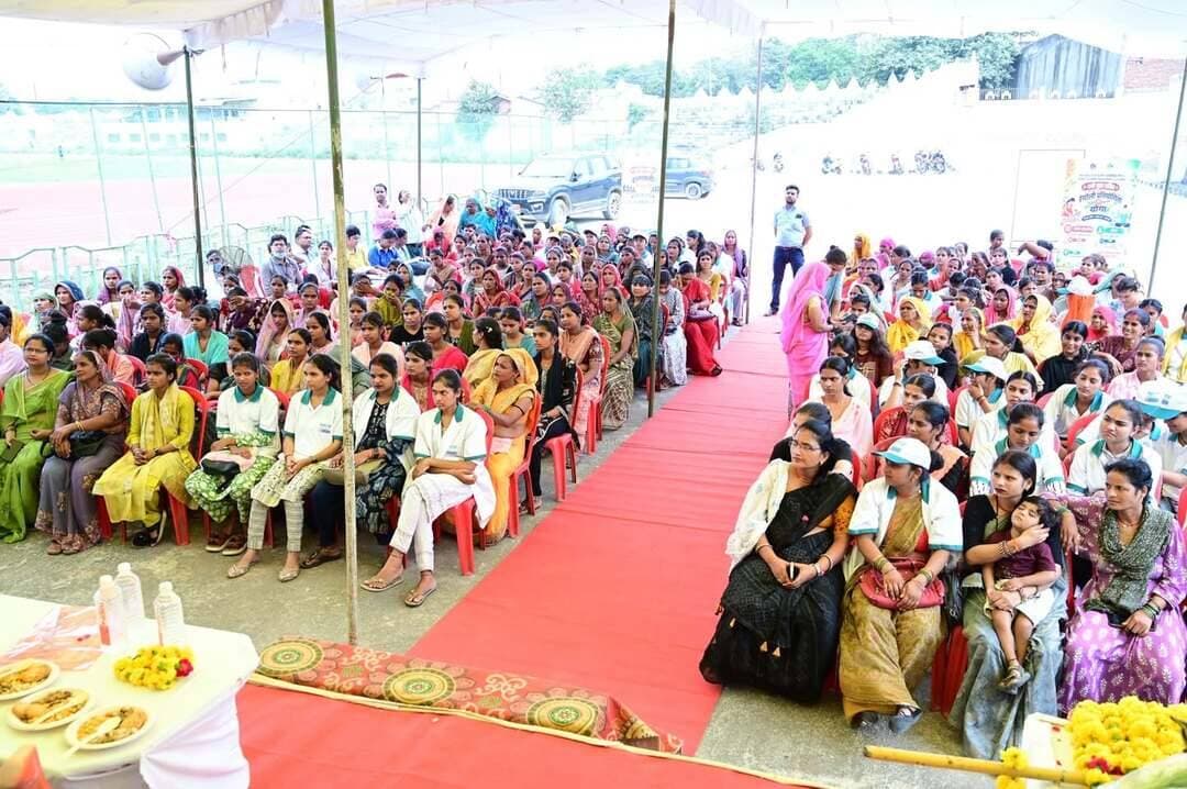 #SevaSankalpAbhiyan के तहत ‘नमो युवा शक्ति’ खेलकूद एवं सांस्कृतिक कार्यक्रम आयोजित
आजीविका स्व-सहायता समूहों की महिलाओं एवं जेन-जी युवतियों ने उत्साहपूर्वक लिया भाग
सेवा-संकल्प अभियान 2026 के अंतर्गत जिले में सेवा, जनकल्याण, महिला सशक्तिकरण एवं जनभागीदारी से जुड़ी विभिन्न गतिविधियों का आयोजन किया जा रहा है। इसी क्रम में मध्यप्रदेश डे-राज्य ग्रामीण आजीविका मिशन द्वारा डॉ. भीमराव अम्बेडकर स्टेडियम, मुरैना में ‘नमो युवा शक्ति’ खेलकूद एवं सांस्कृतिक कार्यक्रम का आयोजन किया गया। कार्यक्रम में आजीविका स्व-सहायता समूहों से जुड़ी महिलाओं, उनके परिवार की जेन-जी युवतियों एवं आरसेटी की बेटियों ने उत्साहपूर्वक सहभागिता करते हुए विभिन्न खेल प्रतियोगिताओं एवं सांस्कृतिक प्रस्तुतियों में अपनी प्रतिभा का प्रदर्शन किया।
कार्यक्रम में महापौर श्रीमती शारदा सोलंकी, जिला पंचायत अध्यक्ष श्रीमती आरती गुर्जर, जिला पंचायत के मुख्य कार्यपालन अधिकारी श्री कमलेश कुमार भार्गव, पूर्व विधायक श्री रघुराज कंषाना सहित समाजसेवी, खेल प्रेमी एवं खिलाड़ी उपस्थित रहे।
महापौर श्रीमती शारदा सोलंकी ने कहा कि सेवा-संकल्प अभियान के माध्यम से जिले में सेवा एवं जनकल्याण की भावना के साथ विभिन्न गतिविधियों का आयोजन किया जा रहा है। महिलाओं एवं युवतियों की खेल और सांस्कृतिक गतिविधियों में सहभागिता उन्हें अपनी प्रतिभा प्रदर्शित करने के साथ आत्मविश्वास एवं नेतृत्व क्षमता विकसित करने का अवसर प्रदान करती है। उन्होंने कहा कि महिलाएं आज प्रत्येक क्षेत्र में अपनी प्रतिभा एवं क्षमता का प्रभावी प्रदर्शन कर रही हैं। उन्होंने महिलाओं एवं युवतियों से सेवा-संकल्प अभियान से जुड़कर विभिन्न गतिविधियों में सक्रिय सहभागिता करने का आह्वान किया।
जिला पंचायत अध्यक्ष श्रीमती आरती गुर्जर ने कहा कि प्रधानमंत्री श्री नरेन्द्र मोदी के नेतृत्व में महिला सशक्तिकरण की दिशा में अनेक योजनाएं संचालित की जा रही हैं। प्रधानमंत्री आवास योजना, जन-धन योजना सहित विभिन्न योजनाओं के माध्यम से महिलाओं को आर्थिक एवं सामाजिक रूप से सशक्त बनाने का कार्य किया जा रहा है। उन्होंने कहा कि महिलाएं सेवा-संकल्प अभियान से जुड़कर विभिन्न सेवा एवं जनकल्याणकारी गतिविधियों में सक्रिय सहभागिता कर रही हैं और अभियान को सफल बनाने में महत्वपूर्ण भूमिका निभा रही हैं। खेल एवं सांस्कृतिक गतिविधियां महिलाओं और युवतियों को अपनी प्रतिभा को मंच प्रदान करने तथा आगे बढ़ने का अवसर देती हैं।
जिला पंचायत के मुख्य कार्यपालन अधिकारी श्री कमलेश कुमार भार्गव ने कहा कि जब नारी सशक्त एवं आत्मनिर्भर होती है, तो पूरा परिवार सशक्त एवं समृद्ध होता है। महिला के आगे बढ़ने से परिवार और समाज भी प्रगति की दिशा में आगे बढ़ता है। उन्होंने कहा कि सेवा-संकल्प अभियान के अंतर्गत 17 सितम्बर से 17 अक्टूबर तक जिले में विभिन्न सेवा, जनकल्याण एवं जनभागीदारी आधारित कार्यक्रम आयोजित किए जा रहे हैं। उन्होंने कहा कि इन गतिविधियों में महिलाओं एवं युवतियों की उत्साहपूर्ण सहभागिता अभियान को व्यापक जनभागीदारी प्रदान कर रही है। खेल एवं सांस्कृतिक कार्यक्रम महिलाओं में आत्मविश्वास, नेतृत्व क्षमता, टीम भावना एवं सामाजिक सहभागिता को बढ़ावा देने में सहायक हैं।
पूर्व विधायक श्री रघुराज कंषाना ने कहा कि सेवा-संकल्प अभियान के अंतर्गत आयोजित खेल एवं अन्य गतिविधियों में आजीविका स्व-सहायता समूहों से जुड़ी बहनों तथा आरसेटी की बेटियों की सहभागिता उत्साहजनक है। नारी युवा शक्ति की सक्रिय भागीदारी से ऐसे आयोजनों को नई ऊर्जा मिलती है। उन्होंने कहा कि रस्साकशी सहित विभिन्न खेल प्रतियोगिताओं एवं सांस्कृतिक प्रस्तुतियों में महिलाओं एवं बेटियों ने उत्साह के साथ भाग लिया। उन्होंने कहा कि सेवा-संकल्प अभियान में महिलाओं की भूमिका महत्वपूर्ण है और उनकी सक्रिय सहभागिता अभियान के उद्देश्यों को जन-जन तक पहुंचाने में सहायक होगी।
प्रतियोगिताओं के परिणामों में रंगोली प्रतियोगिता में अम्बाह ने प्रथम, पहाड़गढ़ ने द्वितीय तथा मुरैना ने तृतीय स्थान प्राप्त किया। कुकिंग प्रतियोगिता में पहाड़गढ़ प्रथम, जौरा द्वितीय तथा कैलारस तृतीय स्थान पर रहा। बोरा रेस फाइनल में पोरसा की रोशनी तोमर ने प्रथम, मुरैना की उमा बघेल ने द्वितीय तथा मुरैना की ज्योति जगन ने तृतीय स्थान प्राप्त किया। रस्साकशी प्रतियोगिता में पोरसा विजेता तथा आरसेटी उपविजेता रहा।
100 मीटर दौड़ के फाइनल में पोरसा की अंजली तोमर ने प्रथम, मुरैना की करीना ने द्वितीय तथा अम्बाह की खुशबू रजक ने तृतीय स्थान प्राप्त किया। चम्मच रेस के फाइनल में अम्बाह की सोनम कुशवाह ने प्रथम, मुरैना की मुस्कान बघेल ने द्वितीय तथा अम्बाह की बुलबुल ने तृतीय स्थान प्राप्त किया।
‘नमो नारी शक्ति’ कार्यक्रम के अंतर्गत प्रतियोगिताओं में सहभागिता करने वाली आजीविका स्व-सहायता समूहों की सदस्यों को प्रमाण-पत्र एवं शील्ड प्रदान कर सम्मानित किया गया। पुरस्कार एवं प्रमाण-पत्र वितरण महापौर श्रीमती शारदा सोलंकी, जिला पंचायत के मुख्य कार्यपालन अधिकारी श्री कमलेश कुमार भार्गव, जिला खेल अधिकारी, आरसेटी निदेशक तथा जिला परियोजना प्रबंधक श्री दिनेश तोमर की उपस्थिति में किया गया। कार्यक्रम के समापन अवसर पर उपस्थित प्रतिभागियों एवं नागरिकों को नशामुक्ति की शपथ भी दिलाई गई।
‘नमो युवा शक्ति’ कार्यक्रम के माध्यम से सेवा-संकल्प अभियान में महिला एवं युवा शक्ति की सक्रिय जनभागीदारी को प्रोत्साहन मिला। खेल एवं सांस्कृतिक गतिविधियों के माध्यम से महिलाओं एवं युवतियों को अपनी प्रतिभा प्रदर्शित करने, सामूहिक सहभागिता एवं नेतृत्व क्षमता विकसित करने का अवसर प्राप्त हुआ।
#HappyBdayPMModi #सेवा_संकल्प_अभियान #morena #morena2026 #JansamparkMP #MadhyaPradesh