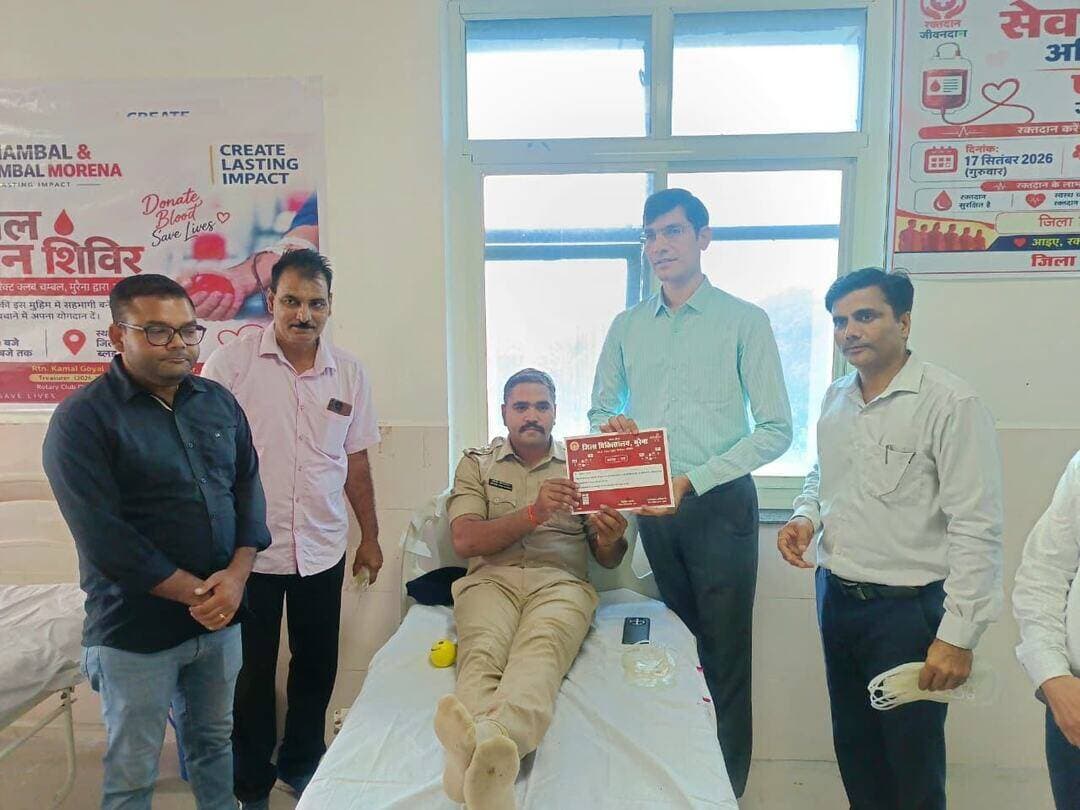 सभी मुरैनावासी आगे आएं और रक्तदान करें
सेवा-संकल्प अभियान के तहत जिला अस्पताल मुरैना में आयोजित रक्तदान शिविर में कलेक्टर ने स्वयं किया रक्तदान
#SevaSankalpAbhiyan के अवसर पर जिला अस्पताल, मुरैना में रक्तदान शिविर का आयोजन किया गया। शिविर में कलेक्टर श्री लोकेश कुमार जांगिड़ ने स्वयं रक्तदान कर आमजन को रक्तदान के लिए प्रेरित किया।
कलेक्टर ने शिविर में स्वेच्छा से रक्तदान करने पहुंचे रक्तदाताओं से मुलाकात की और उनका उत्साहवर्धन किया। उन्होंने कहा कि रक्तदान एक ऐसा सेवा कार्य है, जिससे किसी जरूरतमंद व्यक्ति का जीवन बचाने में मदद मिल सकती है। स्वस्थ एवं पात्र व्यक्ति को आगे आकर नियमित रूप से रक्तदान करना चाहिए।
कलेक्टर ने जिलेवासियों से अपील करते हुए कहा कि सेवा-संकल्प अभियान को जनभागीदारी का अभियान बनाएं। सभी मुरैनावासी आगे आएं और अपनी क्षमता के अनुसार सेवा कार्यों में सहभागी बनें। उन्होंने विशेष रूप से युवाओं से रक्तदान शिविरों में बढ़-चढ़कर सहभागिता करने का आह्वान किया।
उन्होंने कहा कि आपका रक्त किसी के जीवन के लिए उम्मीद बन सकता है। इसलिए आइए, सेवा और मानवता के इस संकल्प के साथ रक्तदान करें और दूसरों के जीवन को बचाने में अपना योगदान दें।
#सेवा_संकल्प_अभियान #morena #morena2026 #JansamparkMP #MadhyaPradesh #HappyBdayPMModi