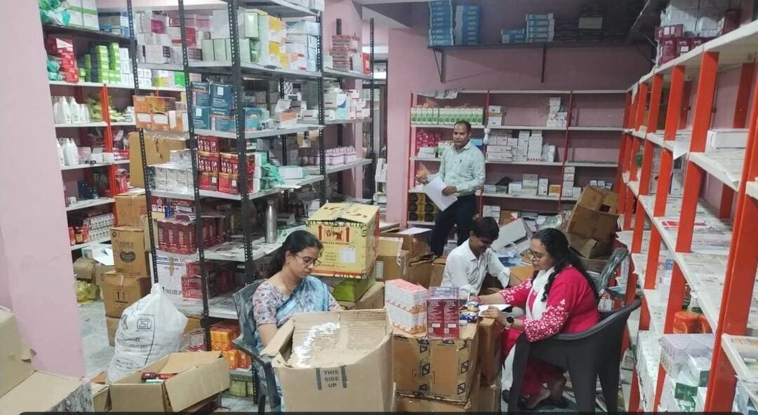 देवेन्द्रनगर में दवा फर्म पर बड़ी कार्रवाई! 1.30 करोड़ से ज्यादा की दवाइयां जब्त
देवेन्द्रनगर। नियंत्रक खाद्य एवं औषधि प्रशासन भोपाल के निर्देशन में गठित तीन सदस्यीय जांच दल ने मेसर्स देवनाथ फार्मा की जांच के दौरान बड़ी मात्रा में दवाइयां जब्त की हैं।
जांच के दौरान करीब 2 लाख 39 हजार कोडीन कफ सिरप के क्रय-विक्रय की जानकारी सामने आई। पूछताछ में प्रोपराइटर ने कफ सिरप खरीदे जाने की बात स्वीकार की, लेकिन जांच दल को बिक्री का रिकॉर्ड उपलब्ध नहीं करा सके।
🔍 जांच में फर्म अपने लाइसेंस में दर्ज पते के बजाय बिरवाही रोड, गल्ला मंडी के पास, मड़ैयन पंचायत रेलवे पुल के आगे संचालित पाई गई।
बताया गया कि कार्रवाई के दौरान मकान एवं दुकान को 5 जुलाई को तहसीलदार के समक्ष सील किया गया था। इसके बाद प्रोपराइटर के आवेदन के आधार पर 10 सितम्बर को सील खोलकर दोबारा कार्रवाई शुरू की गई।
💊 10 से 13 सितम्बर तक चली कार्रवाई में:
➡️ 1 करोड़ 30 लाख रुपये से अधिक मूल्य की दवाइयां जब्त
➡️ 201 कार्टून एलोपैथिक दवाइयां
➡️ 13 कार्टून मेडिकल डिवाइस
➡️ 2 कार्टून और 3 बोरियां एक्सपायर दवाइयां जब्त
यह कार्रवाई पन्ना, छतरपुर और सतना के औषधि निरीक्षकों ने पुलिस बल के सहयोग से की।
अब बड़ा सवाल यह है कि इतनी बड़ी मात्रा में दवाइयों के क्रय-विक्रय और रिकॉर्ड से जुड़े मामले में आगे विभाग की जांच किस दिशा में जाती है? कार्रवाई के बाद सामने आने वाले तथ्यों पर सभी की नजरें टिकी हैं।
#देवेन्द्रनगर #PannaNews #DrugAction #औषधिविभाग #CodeineSyrup #DrugInspection #MadhyaPradesh #BreakingNews