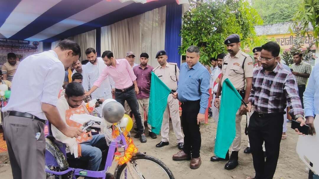 आज दिनांक-17.09.2026 को 'सेवा संकल्प अभियान अन्तर्गत जिले के बुनियाद केन्द्र मधेपुरा में गरीब, वंचित एवं जरूरतमंद दिव्यांगजनों के जीवन में सकारात्मक परिवर्तन लाने तथा सम्मानपूर्वक आत्मनिर्भर जीवन जीने में सहयोग प्रदान करने के उद्देश्य से विशेप शिविर का आयोजन गया। उक्त शिविर का आयोजन जिला पदाधिकारी, मधेपुरा की अध्यक्षता में की गई। इस कार्यक्रम में सहायक निदेशक, जिला सामाजिक सुरक्षा कोपांग, मधेपुरा, प्रखंड विकास पदाधिकारी, मधेपुरा, प्रबंधक, जिला बुनियाद केन्द्र, मधेपुरा एवं अन्य पदाधिकारी के साथ-साथ लगभग 200 (वृद्धजन, दिव्यांगजन एवं जरूरतमंद) लोगो ने भाग लिये।
उक्त शिविर में दिव्यांगजनों के बीच सहायक उपकरण यथा 17 (सतरह) बैट्री चलित ट्राईसाईकिल. 01 (एक) सी०पी० चेयर, 01 (एक) श्रवण यंत्र. 01 (एक) जोड़ी वैसाखी. 03 (तीन) स्मार्ट फोन एवं 01 (एक) ब्लाईट स्टीक वितरण हेतु जिला पदाधिकारी, मधेपुरा द्वारा हरी अंडी दिखाई गई। शिविर में उपस्थित वृद्धजनों में सामाजिक सुरक्षा निदेशालय अन्तर्गत संचालित योजना में नये आवेदन / पेंशनधारियों का जीवन प्रमाणीकरण, राष्ट्रीय नशा विरोधी शपथ ग्रहण एवं जिला बुनियाद केन्द्र जरूरतमंद लोगो का आँख जाँच, ब्लट जाँच (मधुमेह जाँच), फिजियोथेरेपी एवं अन्य स्वास्थ की जाँच के साथ साथ राशन कार्ड निर्माण हेतु आवेदन करवाया गया।
Information & Public Relations Department, Government of Bihar
