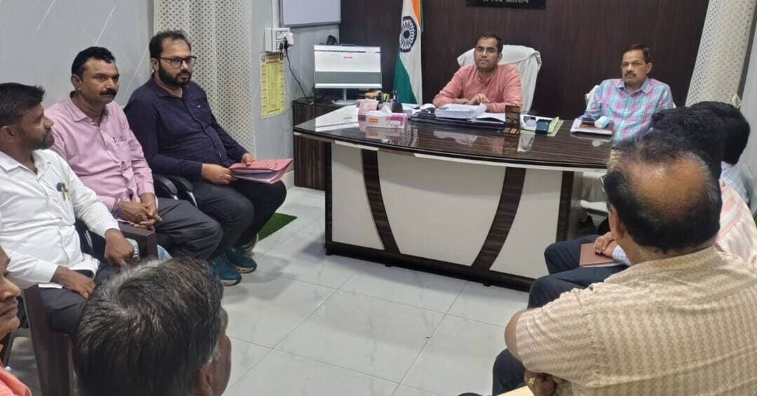 नए मॉडल जोनिंग रेगुलेशन-2025 को लेकर आर्किटेक्टों के साथ बैठक
मानचित्र स्वीकृति में नियमों का पालन करने के दिए निर्देश, एसडीएम की अध्यक्षता में हुई बैठक
कोंच। विनियमित क्षेत्र कोंच में भवन मानचित्र स्वीकृति और नए नियमों को लेकर बुधवार शाम को विनियमित क्षेत्र के नियत प्राधिकारी/एसडीएम अभिनव कुमार ने लाइसेंसधारी आर्किटेक्टों के साथ बैठक की गई जिसमें तहसीलदार मनोज कुमार, विनियमित क्षेत्र के अवर अभियंता और नगर पालिका परिषद के लिपिक मौजूद रहे।
बैठक में मॉडल जोनिंग रेगुलेशन-2025 के प्रावधानों को लेकर आर्किटेक्टों को आवश्यक जानकारी दी गई।अधिकारियों ने मानचित्र तैयार करने और स्वीकृति के लिए प्रस्तुत करने के दौरान नए नियमों एवं निर्धारित मानकों का पालन सुनिश्चित करने के निर्देश दिए। अधिकारियों ने कहा कि विनियमित क्षेत्र में भवन निर्माण से संबंधित कार्य निर्धारित प्रक्रिया के अनुसार ही किए जाएं। मानचित्र स्वीकृति के दौरान नियमों और प्रावधानों की अनदेखी न हो, इसका विशेष ध्यान रखने के लिए कहा गया। बैठक में आर्किटेक्टों की ओर से भी मॉडल जोनिंग रेगुलेशन और मानचित्र स्वीकृति से जुड़े बिंदुओं पर जानकारी ली गई। अधिकारियों ने संबंधित प्रक्रियाओं को लेकर आवश्यक दिशा-निर्देश देते हुए नियमों के अनुरूप कार्य करने पर जोर दिया। इस दौरान नगर पालिका से आशुतोष चौहान, राजीव रेजा, रवींद्र कुमार अग्रवाल आदि मौजूद रहे।