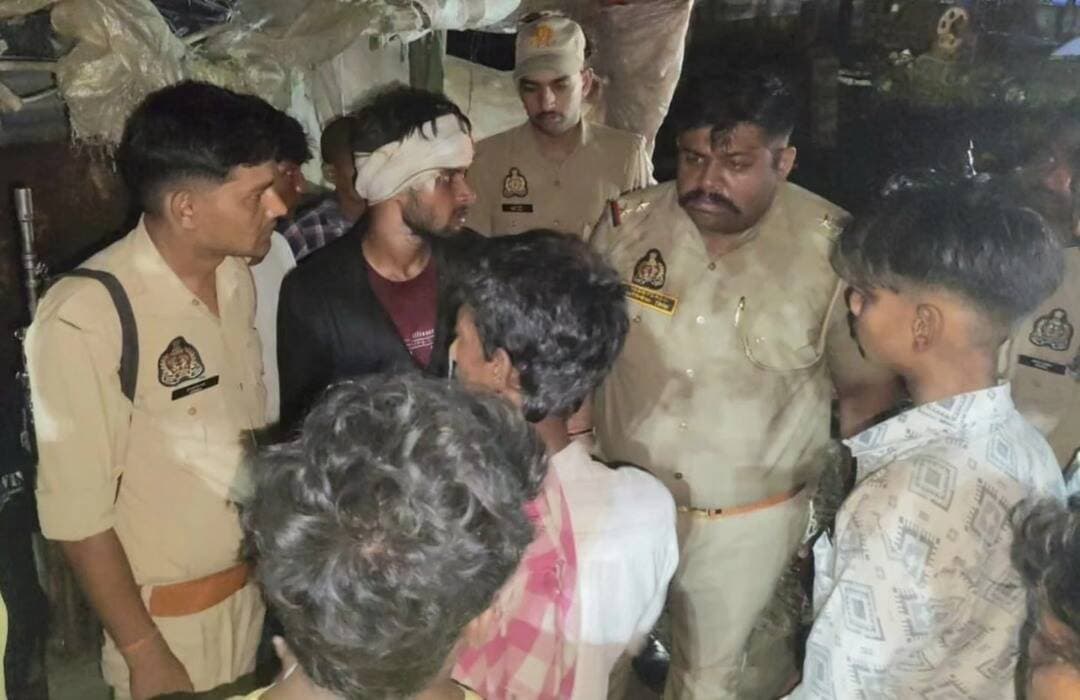 मोबाइल चोरी के शक में किशोर को नहर में फेंका, राहगीरों ने बचाई जान
राहगीरों ने नहर में फेंकने वाले दबंग युवक को पकड़ कर पुलिस को सौंपा
कोंच। कस्बे के उरई रोड पर बुधवार देर रात करीब 10 बजे मोबाइल चोरी के शक में एक दबंग युवक ने 14 वर्षीय किशोर को नहर में फेंक दिया जिससे वहां हड़कंप मच गया। मौके से गुजर रहे राहगीरों ने तत्परता दिखाते हुए किशोर की जान बचा ली, साथ ही आरोपी को पकड़कर पुलिस के हवाले कर दिया।
मिली जानकारी में बताया गया कि उक्त किशोर उरई रोड स्थित नहर के पास चाऊमीन खाने के लिए आया था। इसी दौरान एक व्यक्ति ने उस पर मोबाइल चोरी करने का शक जताया। आरोप है कि जेब से मोबाइल निकालने के शक में दबंग युवक ने किशोर के साथ मारपीट की और उसे पास की नहर में फेंक दिया। किशोर को नहर में गिरता देखकर वहां हड़कंप मच गया। वहां से गुजर रहे राहगीर तुरंत मौके पर पहुंचे और नहर में कूद कर उस किशोर को बाहर निकाला, इस तरह उसकी जान बच गई। इसके बाद राहगीरों ने आरोपी को पकड़ लिया और घटना की सूचना पुलिस को दी। सूचना मिलते ही कोंच कोतवाली पुलिस मौके पर पहुंची और आरोपी को हिरासत में ले लिया। पुलिस ने किशोर से घटना के संबंध में जानकारी ली और मामले की जांच शुरू कर दी है। पुलिस घटना के कारणों और मोबाइल चोरी के आरोप की भी पड़ताल कर रही है।