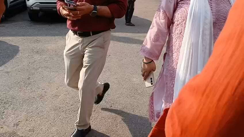लखनऊ विवेक तिवारी हत्याकांड में कोर्ट का फैसला
आठ साल पुराने चर्चित विवेक तिवारी हत्याकांड में जिला जज कोर्ट का बड़ा फैसला
बर्खास्त सिपाही प्रशांत चौधरी गैर इरादतन हत्या का दोषी करार
दूसरे आरोपी सिपाही संदीप कुमार साक्ष्यों के अभाव में बरी
दोषी प्रशांत चौधरी की सजा का ऐलान 21 सितंबर को होगा
फैसले पर विवेक तिवारी की पत्नी कल्पना तिवारी ने जताई नाराजगी