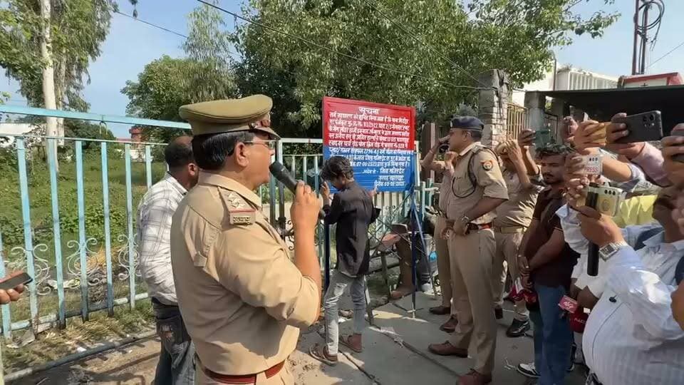 *दि सहारनपुर वॉइस/ न्यूज़ 7*
*सच्चाई के साथ हरदम*
*👉🏾👉🏾 माफियाओं की कुर्क संपत्तियों पर सहारनपुर पुलिस का शिकंजा, टूटे बोर्ड फिर लगवाए—अवैध इस्तेमाल पर सख्त कार्रवाई की चेतावनी!!*
*👉🏾👉🏾 गैंगस्टर एक्ट में कुर्क हाजी इकबाल उर्फ बाला की संपत्तियों का भौतिक सत्यापन, बोर्ड हटाने वालों पर भी होगी विधिक कार्रवाई!!*
*मिर्जापुर/सहारनपुर*
_माफियाओं और संगठित अपराध के खिलाफ जीरो टॉलरेंस नीति के तहत सहारनपुर पुलिस ने एक बार फिर कुर्क संपत्तियों की निगरानी कड़ी कर दी है। थाना मिर्जापुर में दर्ज मु0अ0सं0-83/2022, धारा 2/3 गैंगस्टर एक्ट से संबंधित गैंग लीडर हाजी इकबाल उर्फ बाला द्वारा अपराध से अर्जित बताई गई कुर्क संपत्तियों का पुलिस ने 17 सितंबर 2026 को भौतिक सत्यापन किया।भौतिक सत्यापन के दौरान कुछ स्थानों पर कुर्की के लगाए गए बोर्ड क्षतिग्रस्त अथवा हटे हुए पाए गए। पुलिस ने मामले को गंभीरता से लेते हुए तत्काल कार्रवाई की और क्षतिग्रस्त बोर्डों को पुनः स्थापित कराया।पुलिस के अनुसार, कुर्की के बोर्डों को क्षतिग्रस्त अथवा हटाने वाले अज्ञात व्यक्तियों के संबंध में आवश्यक अग्रिम विधिक कार्रवाई की जा रही है। साथ ही पुलिस यह सुनिश्चित कर रही है कि कुर्क संपत्तियों का किसी भी प्रकार से अवैध उपयोग न हो।पुलिस की साफ चेतावनी है कि कुर्क संपत्तियों के अवैध इस्तेमाल का मामला सामने आने पर नियमानुसार सख्त कार्रवाई की जाएगी!!_