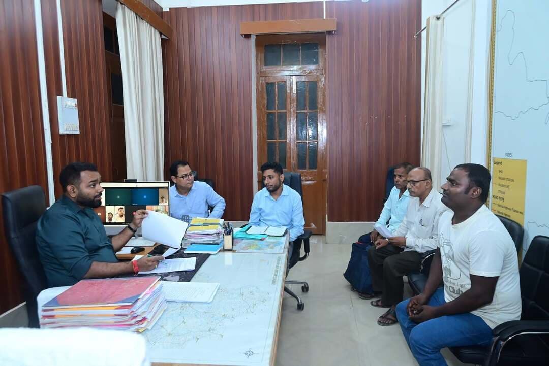 जिलाधिकारी की जनसुनवाई में कुल 15 लोगों ने अपने मामलों का कराया निष्पादन
जिलाधिकारी श्री सौरभ सुमन यादव ने आज अपने कार्यालय कक्ष में संध्या 5:00 बजे से जन सुनवाई की जिसमें कुल 15 आवेदन प्राप्त हुए। अधिकांश आवेदन भूमि विवाद से संबंधित थे। जनसुनवाई के दौरान संबंधित अंचल अधिकारियों को वीडियो कॉन्फ्रेंसिंग के माध्यम से जरूरी निर्देश दिए गए एवं मामलों के शीघ्र निष्पादन कर इसका प्रतिवेदन मुख्यालय को उपलब्ध कराने का निर्देश दिया गया।
संग्रामपुर अंचल के हरिशंकर प्रसाद यादव का मामला अतिक्रमण से संबंधित था। उनके खेत में जाने का रास्ता अवरुद्ध किया गया था। अंचलाधिकारी से पूछने पर बताया गया वह रास्ता सरकारी जमीन है। जिलाधिकारी के द्वारा तुरंत नापी कराकर रास्ता खाली कराने का निर्देश अंचल अधिकारी संग्रामपुर को दिया गया।
सुगौली अंचल के लक्ष्मीपुर के शीतल सहनी और लक्ष्मी सहनी का मामला जबरदस्ती जमीन पर कब्जा कर लेने से संबंधित था। इसके बारे में जिलाधिकारी ने अंचलाधिकारी सुगौली से पूछताछ की। अंचल अधिकारी के द्वारा बताया गया कि यह रैयती जमीन है। इन लोगों के बीच आपसी विवाद है। जिलाधिकारी के द्वारा जमीन का खाता खेसरा मिलान कर शीघ्र प्रतिवेदन उपलब्ध कराने का निर्देश दिया गया।
चकिया अंचल के रमेश शाह का मामला पाटीदार के द्वारा जमीन पर जबरदस्ती कब्जा करने से संबंधित था। जिलाधिकारी के द्वारा अंचल अधिकारी चकिया से इसकी जानकारी प्राप्त की गई और इस संबंध में कागजात की जांच कर तुरंत प्रतिवेदन की मांग की गई।
मधुबन अंचल के संजय पांडे का मामला दाखिल खारिज से संबंधित था।जिलाधिकारी के पूछने पर अंचल अधिकारी के द्वारा बताया गया कि यह केस नंबर 287 से संबंधित है। इसका स्पॉट वेरिफिकेशन कर लिया गया है। मामला आपत्ति में है। जांच कर कल इस पर आर्डर पारित कर दिया जाएगा।
Information & Public Relations Department, Government of Bihar
