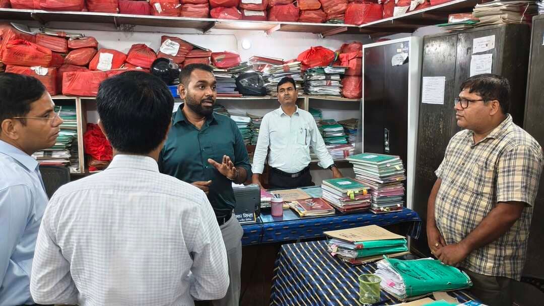 *जिलाधिकारी ने किया जिला पंचायत राज कार्यालय का औचक निरीक्षण*
*समय पर कार्य पूरा करने और स्वच्छता बनाए रखने के सख्त निर्देश*
मोतिहारी, 17 सितंबर 2026:
जिलाधिकारी श्री सौरभ सुमन यादव के द्वारा आज जिला मुख्यालय स्थित जिला पंचायत राज कार्यालय का व्यापक निरीक्षण किया गया। इस औचक निरीक्षण का मुख्य उद्देश्य कार्यालय की कार्यप्रणाली को चुस्त-दुरुस्त करना, विभिन्न विकास योजनाओं की अद्यतन स्थिति की समीक्षा करना और लोक सेवाओं की ससमय उपलब्धता सुनिश्चित करना था।
निरीक्षण के दौरान जिलाधिकारी ने कार्यालय के विभिन्न पटलों का बारीकी से जायजा लिया और अधिकारियों व कर्मियों को कई आवश्यक दिशा-निर्देश दिए।
निरीक्षण के मुख्य बिंदु और जिलाधिकारी के निर्देशः
फाइलों का त्वरित निष्पादनः जिलाधिकारी ने स्पष्ट निर्देश दिया कि कार्यालय में कोई भी संचिका अनावश्यक रूप से लंबित न रहे। आम जनता से जुड़े मामलों और सात निश्चय योजना के कार्यों की फाइलों का निष्पादन तय समय-सीमा के भीतर किया जाए। जिलाधिकारी ने कार्यालय में वर्तमान सभी कर्मियों को सही तरीके से कार्य आवंटन का निर्देश दिया।
बायोमेट्रिक उपस्थिति और समयबद्धताः कार्यालय के सभी अधिकारियों और कर्मचारियों को ससमय कार्यालय आने की हिदायत दी गई। जिलाधिकारी ने उपस्थिति पंजी और बायोमेट्रिक अटेंडेंस की जांच करते हुए अनुशासन बनाए रखने पर जोर दिया।
निरीक्षण के दौरान मुख्यमंत्री ग्रामीण पेयजल निश्चय योजना, मुख्यमंत्री ग्रामीण गली-नाली पक्कीकरण निश्चय योजना और पंचायत सरकार भवनों के निर्माण कार्य की प्रगति की समीक्षा की गई। जिलाधिकारी ने गुणवत्तापूर्ण कार्य सुनिश्चित करने के निर्देश दिए।
स्वच्छता और बेहतर कार्य माहौलः 'स्वच्छता ही सेवा अभियान 2026' के तहत जिलाधिकारी ने पूरे कार्यालय परिसर को साफ-सुथरा रखने का निर्देश दिया, ताकि कार्यस्थल का माहौल बेहतर हो सके।
कार्यालय निरीक्षण के दौरान जिला पंचायत राज पदाधिकारी श्री रामजन्म पासवान, उप विकास आयुक्त डॉ प्रदीप कुमार, सहायक समाहर्ता श्री राज कृष्ण झा एवं सभी कार्यालय कर्मी उपस्थित थे।
Information & Public Relations Department, Government of Bihar Panchayati Raj Department, Government of Bihar