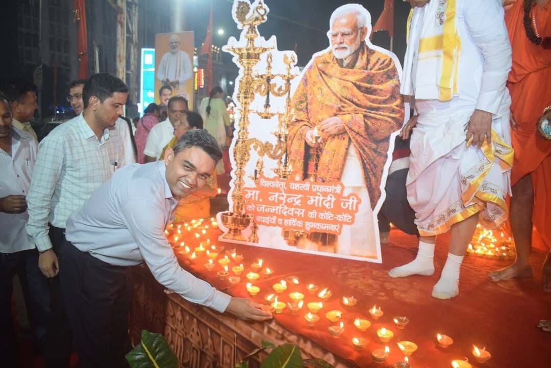 आशीर्वाद का दीया’ से आलोकित हुई झीलों की नगरी भोपाल: नगरीय एवं ग्रामीण अंचलों में भव्यता से हुआ दीप प्रज्ज्वलन
ऐतिहासिक धरोहरों, सुरम्य घाटों, प्रमुख चौराहों एवं आध्यात्मिक केंद्रों पर जन-जन ने प्रज्ज्वलित किए दीपक
शौर्य स्मारक, राजा भोज प्रतिमा, आर्च ब्रिज और बिड़ला मंदिर परिसर में दिखी स्वर्णिम दीपमालाओं की अनुपम छटा
ग्रामीण अंचलों के अमृत सरोवरों, देवालयों व सामुदायिक परिसरों में बिखरी जगमगाती आभा
सेवा संकल्प अभियान -2026' के अंतर्गत भोपाल में जनभागीदारी से साकार हुआ जनकल्याण का संकल्प
प्रधानमंत्री श्री नरेन्द्र मोदी के जन्मदिवस के पावन उपलक्ष्य में आरम्भ हुए ‘सेवा संकल्प अभियान-2026’ के अंतर्गत राजधानी भोपाल में 'आशीर्वाद का दीया' कार्यक्रम अभूतपूर्व उत्साह एवं व्यापक जनभागीदारी के साथ सम्पन्न हुआ। सायंकाल ठीक 7 बजे झीलों की नगरी भोपाल के नगरीय एवं ग्रामीण क्षेत्रों के चिह्नित प्रमुख स्थलों पर एक साथ प्रज्ज्वलित हुए दीपों से पूरी राजधानी आलोकित हो उठी।
*नगरीय क्षेत्रों में ऐतिहासिक एवं सार्वजनिक स्थलों पर प्रज्ज्वलित हुईं दीपमालाएं*
भोपाल के नगरीय क्षेत्र के प्रमुख ऐतिहासिक, धार्मिक एवं सार्वजनिक स्थलों पर सामूहिक दीप प्रज्ज्वलन का गरिमामय आयोजन हुआ। इसमें भानपुर खंती, वीआईपी रोड स्थित राजा भोज प्रतिमा, शाहजहानाबाद का शहीद द्वार, मनुआभान टेकरी, रोशनपुरा चौराहा, शौर्य स्मारक, लालघाटी का नमो वन, 74 बंगले लिंक रोड, प्रेमपुरा घाट, रानी कमलापति प्रतिमा (आर्च ब्रिज), बिड़ला मंदिर, एम्स अस्पताल, रानी कमलापति रेलवे स्टेशन, दुर्गा मंदिर गीतांजलि, ब्रज कॉलोनी करोंद, मारवाड़ी रोड स्थित यूनानी शफाखाना तथा शब्बन चौराहा ,बोट क्लब शामिल रहे। इन प्रमुख स्थलों पर नागरिकों, प्रबुद्धजनों, जनप्रतिनिधियों और युवाओं ने पूर्ण निष्ठा के साथ दीप प्रज्ज्वलित कर भोपाल की समृद्धि और जन-कल्याण की मंगल कामना की।
ग्रामीण अंचलों के देवस्थानों और सरोवरों पर सजा दीपों का वैभव राजधानी के ग्रामीण अंचलों में भी 'आशीर्वाद का दीया' कार्यक्रम को लेकर नागरिकों में अपार उत्साह देखा गया। ग्रामीण क्षेत्रों के प्रमुख देवालयों, सरोवरों और सार्वजनिक स्थलों पर सामूहिक दीपदान किया गया। ग्राम पंचायत चंदेरी के रामदेव बाबा मंदिर प्रांगण, अरेड़ी स्थित अमृत सरोवर, ईमलिया में तालाब मंदिर परिसर, पाटनिया के हनुमान मंदिर, ईंटखेड़ी सड़क में नदी तट, अमोनी के पटेल बाबा मंदिर, सिकंदराबाद के सामुदायिक शेड, बगरोदा के तालाब मंदिर, बरखेड़ी बाजयाफ्त में तालाब नर्सरी, बरखेड़ा बोन्दर में पाठशाला तालाब परिसर तथा फंदा कलां के हरिहर मंदिर में नागरिकों और ग्रामीणों ने उत्साहपूर्वक दीप प्रज्ज्वलित किए।
*जनभागीदारी से सेवा संकल्प अभियान का भव्य आगाज*
भोपाल में आयोजित इन दीपदान कार्यक्रमों में स्थानीय निवासियों, स्व-सहायता समूहों की बहनों, विद्यार्थियों तथा समाज के विभिन्न वर्गों ने स्वप्रेरणा से सहभागिता दर्ज कराई। दीपों की रोशनी से नहाए ये परिसर न केवल उत्सवधर्मिता के प्रतीक बने, बल्कि 17 सितम्बर से 17 अक्टूबर 2026 तक संचालित होने वाले माहव्यापी 'सेवा संकल्प अभियान-2026' के तहत सेवा, सहभागिता और सामाजिक समरसता के संकल्प को और अधिक सुदृढ़ करने का सशक्त माध्यम भी बने।
CM Madhya Pradesh
Jansampark Madhya Pradesh
#AshirwadKaDiya #SevaSankalpAbhiyan #सेवा_संकल्प_अभियान
