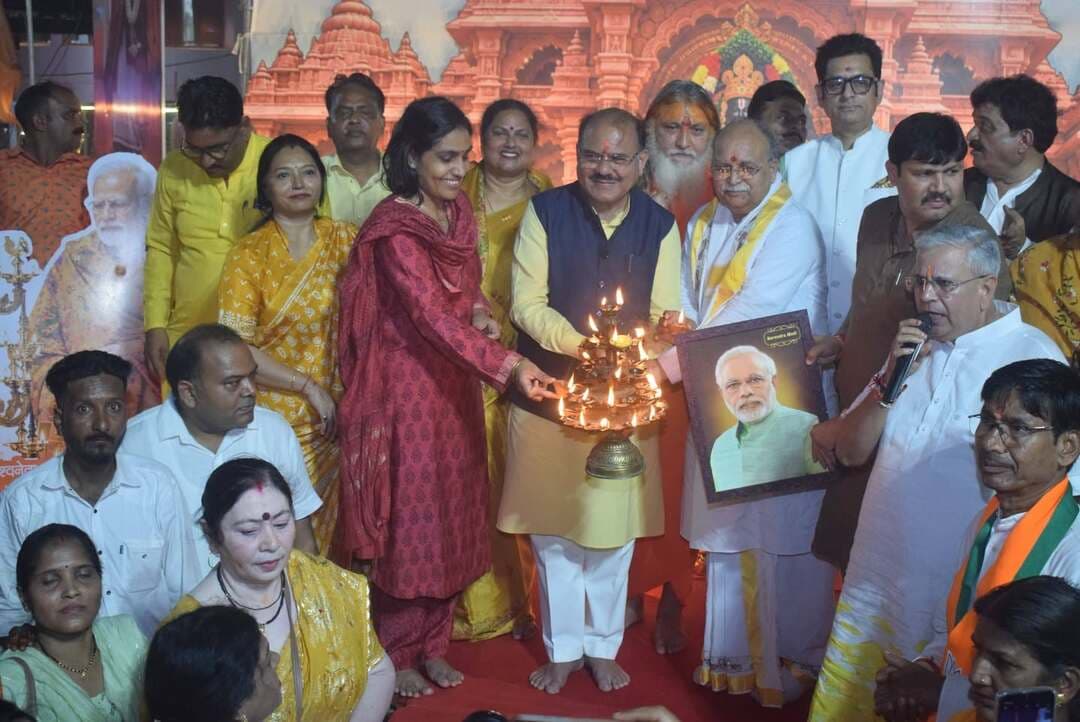 'आशीर्वाद का दीया’ से रोशन हुआ सेवा का संकल्प
प्रधानमंत्री श्री Narendra Modi जी के 25 वर्षों की देशसेवा एवं राष्ट्र निर्माण के सफर के अवसर पर ‘सेवा संकल्प अभियान’ के अंतर्गत भोपाल के रौशन पुरा चौराहा पर जनसहभागिता से ‘आशीर्वाद के दीप’ प्रज्वलित किये गए।🪔
Dr Mohan Yadav CM Madhya Pradesh Jansampark Madhya Pradesh
#सेवा_संकल्प_अभियान #SevaSankalpAbhiyan #AshirwadKaDiya