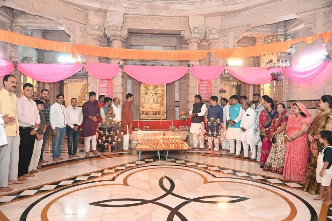 "आशीर्वाद का दीया"
विधायक श्री Rameshwar Sharma रामेश्वर शर्मा द्वारा मनुआभान टेकरी स्थित महावीर मंदिर में ‘सेवा संकल्प अभियान’ के अंतर्गत ‘आशीर्वाद का दीया’ प्रज्वलित कर आदरणीय प्रधानमंत्री श्री नरेंद्र मोदी जी के जन्मदिवस पर उनके उत्तम स्वास्थ्य, दीर्घायु एवं निरंतर राष्ट्रसेवा की मंगलकामना की।
#AshirwadKaDiya
#सेवा_संकल्प_अभियान
#sevasankalpabhiyan