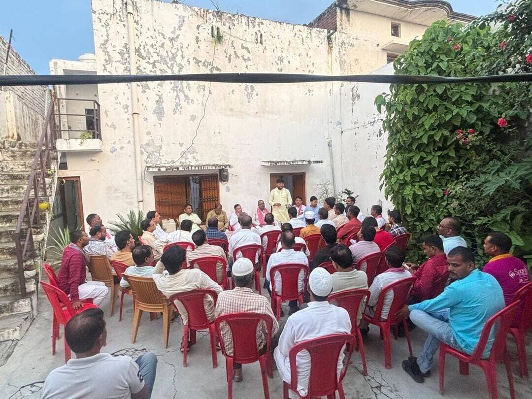 मोहम्मदी में स्नातक चुनाव को लेकर समाजवादी पार्टी के प्रत्याशी कान्ति सिंह के पक्ष में बैठक जिला अध्यक्ष रामपाल यादव की उपस्थिति में संपन्न हुई
मोहम्मदी में नहीं जुट पा रहे कान्ति सिंह के समर्थन में स्नातक लोग
प्रत्याशी को गुमराह करने का खेल जारी