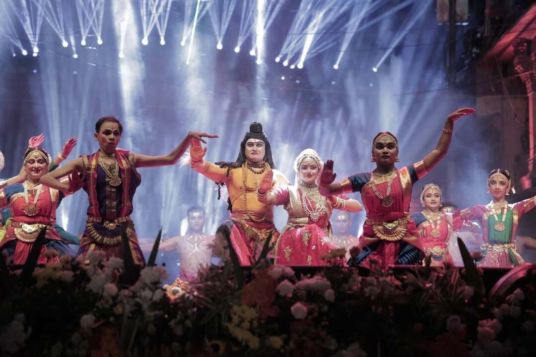 *महाकाल सांस्कृतिक प्रस्तुति और कथावाचन ने मोहा मन*
उज्जैन 17 सितम्बर। सेवा संकल्प अभियान के अंतर्गत रामघाट पर आयोजित कार्यक्रम में उज्जैन की सांस्कृतिक पहचान एवं धार्मिक परंपराओं पर आधारित मनमोहक महाकाल सांस्कृतिक प्रस्तुति दी गई। सांस्कृतिक कार्यक्रम ने श्रद्धालुओं एवं उपस्थित जनसमुदाय को भावविभोर कर दिया।
कार्यक्रम के क्रम में श्री शैलेश लोढ़ा द्वारा कथावाचन के माध्यम से उज्जैन की सांस्कृतिक गाथा, धार्मिक विरासत एवं गौरवशाली परंपराओं का परिचय प्रस्तुत किया गया। कथावाचन के माध्यम से उज्जैन की आध्यात्मिक एवं सांस्कृतिक महत्ता को प्रभावी ढंग से सामने रखा गया।
इसके पश्चात श्री भवानी शास्त्री के नेतृत्व में भक्तिमय भजन प्रस्तुति का आयोजन हुआ। भजनों की मधुर स्वर लहरियों से रामघाट का वातावरण भक्तिमय हो गया। उपस्थित श्रद्धालुओं ने भक्तिभाव के साथ भजन प्रस्तुति का आनंद लिया।
*श्री महाकालेश्वर मंदिर पर आधारित पुस्तक ‘इतिहास के पृष्ठों से’ का विमोचन*
कार्यक्रम के दौरान श्री महाकालेश्वर मंदिर पर आधारित पुस्तक ‘इतिहास के पृष्ठों से’ का विमोचन भी किया गया। पुस्तक के माध्यम से श्री महाकालेश्वर मंदिर के ऐतिहासिक एवं सांस्कृतिक महत्व से संबंधित जानकारी प्रस्तुत की गई।
*आतिशबाजी, लाइट शो एवं फायर शो ने बढ़ाई कार्यक्रम की भव्यता*
‘आशीर्वाद का दीया’ कार्यक्रम में भव्य आतिशबाजी, लाइट शो एवं फायर शो का आयोजन किया गया। इसके साथ ही मनमोहक सांस्कृतिक प्रस्तुतियों ने उपस्थित जनसमुदाय का मन मोह लिया। रंग-बिरंगी रोशनी, सांस्कृतिक कार्यक्रमों और दीपों की जगमगाहट से उज्जैन में उत्सव, उल्लास एवं भक्ति का वातावरण बना रहा।
*सेवा संकल्प अभियान के अंतर्गत जनभागीदारी का भव्य उत्सव*
सेवा संकल्प अभियान के अंतर्गत आयोजित ‘आशीर्वाद का दीया’ कार्यक्रम ने उज्जैन की सांस्कृतिक विरासत, आध्यात्मिक परंपराओं एवं जनभागीदारी को एक मंच पर प्रस्तुत किया। हजारों वॉलिंटियर्स की सामूहिक सहभागिता, सेवा भावना और लाखों दीपों की रोशनी से प्रधानमंत्री श्री नरेंद्र मोदी के जन्मदिवस का उत्सव मनाया गया। शिप्रा तट एवं महाकाल लोक में एक साथ प्रज्ज्वलित हुए दीपों ने उज्जैन की आध्यात्मिक एवं सांस्कृतिक पहचान को और अधिक भव्यता प्रदानकी।
#ashirwadkadiya
CM Madhya Pradesh
Jansampark Madhya Pradesh
Narendra Modi .....