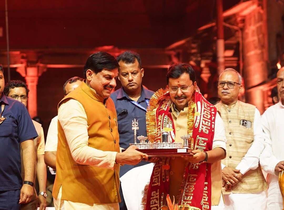 आशीर्वाद का दीया' कार्यक्रम के अंतर्गत राष्ट्रीय अध्यक्ष श्री नितिन नवीन जी का अभिनंदन मुख्यमंत्री डॉ मोहन यादव जी ने किया । इस अवसर पर श्री नितिन नवीन जी ने आमजन को संबोधित किया ,कार्यक्रम की प्रशंसा की एवं प्रधानमंत्री श्री नरेंद्र मोदी जी को जन्मदिन की बधाई देते हुए सरकार की जनकल्याणकारी योजनाओं पर प्रकाश डाला ।
CM Madhya Pradesh
Jansampark Madhya Pradesh
Narendra Modi
Collector Office Ujjain
#ashirwadkadiya