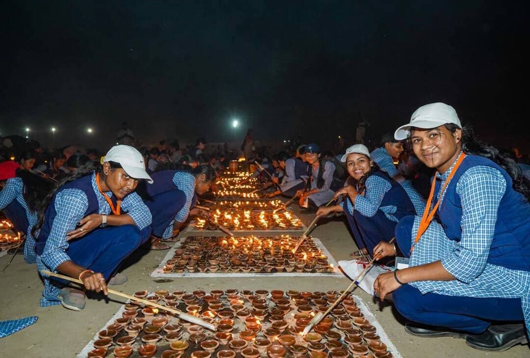 🔸अवंतिका नगरी में दीपोत्सव बना जन जन का उत्सव
🔸विद्यार्थी,महिलाओं,पुलिस कर्मी सहित आम नागरिको ने
उत्साह के साथ आगे आकर की सहभागिता
🔸 प्रदेश सरकार के आव्हान पर प्रत्येक व्यक्ति ने प्रधानमंत्री के जन्मोत्सव पर प्रज्वलित किया आशीर्वाद का दीया
🪔 31 लाख 15 हजार 620 दीप प्रज्वलित किए गए उज्जैन में,,,,
🔸मुख्यमंत्री डॉ मोहन यादव और राष्ट्रीय अध्यक्ष नीतिन नबीन जी के मौजूदगी में हुई घोषणा
🔸प्रधानमंत्री नरेंद्र मोदी के जन्मदिन पर *आशीर्वाद का दिया* कार्यक्रम में उमड़ा उत्साह नया रिकॉर्ड बनाया गया,,
#ashirwadkadiya
Jansampark Madhya Pradesh
CM Madhya Pradesh
Collector Office Ujjain