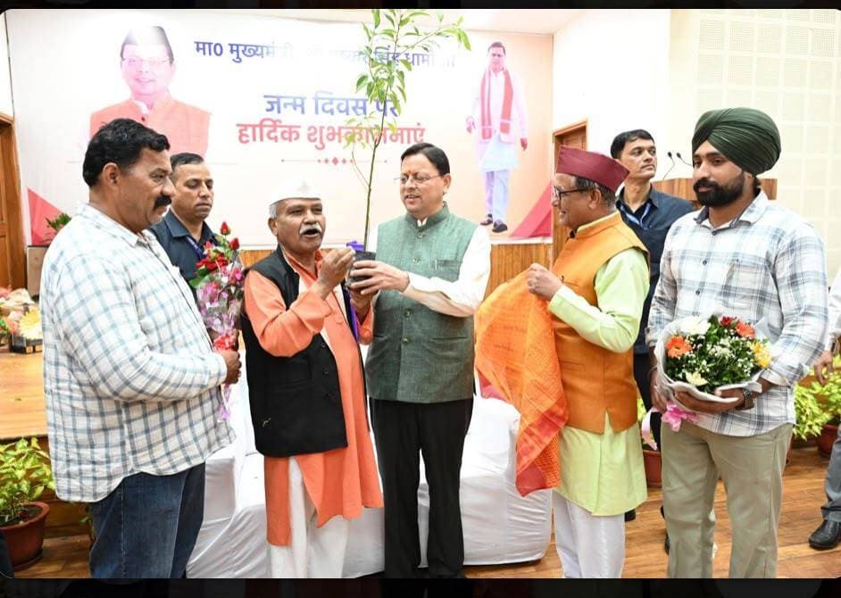 पूर्व मंत्री एवम भाजपा के नेता सुरेश चंद्र आर्या को मिला बड़ा आश्वासन। सीएम से मिल कर उन्हें जनमदिन की बधाई देते हुए औषधीय पौधा सौंपा। सीएम धमिने कपूर का पौधा लेकर उसे पाने आवासीय परिसर में रोपा। नैनीताल विधान सभा के निवासी एवम खटीमा से कांग्रेस के दिग्गज यशपाल आर्य को हराने के बाद जब उन्हें तत्कालीन उत्तरप्रदेश सरकार में मंत्री बनाया गया तो उन्होंने पर्वतीय क्षेत्र के अलावा मैदानी और तराई क्षेत्र में काफी विकास कार्यों को अंजाम दिया जो विकास कार्य आज भी बड़ी मजबूती से टिके हुए हैं इसके अलावा दिग्गज मंत्री सुरेश आर्य ने आज भारतीय जनता पार्टी की प्रदेश कार्यालय में जाकर वहां भी कपूर का पौधा आरोपित किया इस अवसर पर वहां पर बड़ी संख्या में मंत्री के समर्थक मौजूद रहे। #happybirthday #pushakrsinghdhami #narendramodi_primeminister #suresharyaa