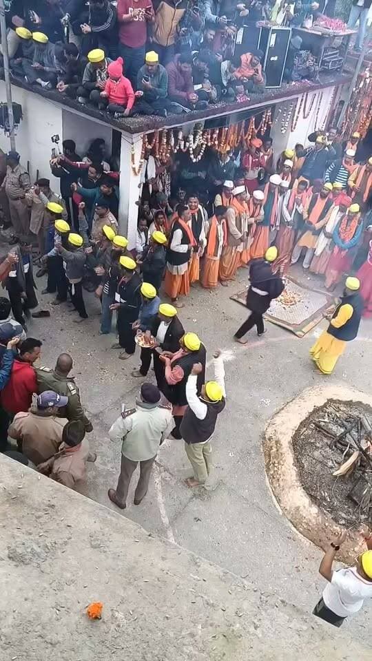वाण गांव पहुंचते ही, मां नंदा ने दिखाया चमत्कार, वाण गांव पहुंचते ही मानंदा की डोली ने अपनी स्पीड लगभग 10 गुना बढ़ा दी और डोली को नियंत्रित करने में श्रद्धालुओं की पसीने छूटे मा नंदा के वाण गांव पहुंचने की खुशी स्पष्ट दिखाई दे रही थी।
वाण गाँव की सीमा में कदम रखते ही मानो प्रकृति ने साँस रोक ली। माँ नंदा की डोली अचानक तेज़ हो गई। जो श्रद्धालु उसे थामे हुए थे, उनके माथे पर पसीने की बूँदें चमक उठीं। डोली में बैठी माँ की खुशी साफ महसूस हो रही थी – जैसे बेटी अपने मायके पहुँचकर उछल पड़ी हो।
यह कोई साधारण यात्रा नहीं। माँ नंदा की डोली अपना मार्ग स्वयं चुनती है। कभी इतनी भारी हो जाती है कि सैकड़ों भक्त मिलकर भी उसे उठा न पाएँ, तो कभी इतनी हलकी कि हवा में तैरती-सी लगने लगे। नंद के पड़ाव के निकट पहुँचते ही चमत्कार चरम पर होता है – डोली की गति लगभग दस गुना बढ़ जाती है और उसका वजन लगभग दस गुना कम हो जाता है। मानो माँ स्वयं दौड़कर अपने घर पहुँचना चाहती हों।
यह वजन का घटना-बढ़ना, गति का अचानक बदलना – सब माँ की लीला है। कोई मशीन नहीं, कोई हिसाब नहीं, सिर्फ माँ की इच्छा। श्रद्धालु केवल साधन हैं; वास्तविक चालक तो स्वयं माँ नंदा हैं।
#followerseveryonehighlights
#follower
@topfans
#maanandadevi
