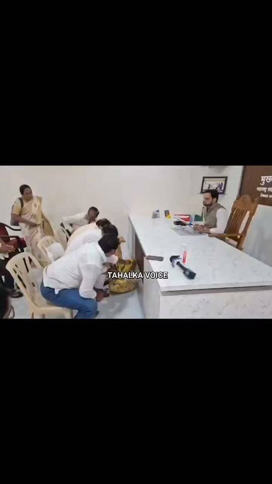 महाराष्ट्र के नासिक में आवारा कुत्तों से परेशान लोगों का अनोखा प्रदर्शन, बोरियों में कुत्ते भरकर अधिकारी की टेबल पर छोड़े
नासिक। महाराष्ट्र के नासिक जिले के निफाड़ में आवारा कुत्तों की बढ़ती समस्या के विरोध में लोगों ने अनोखा प्रदर्शन किया। युवा सेना (यूबीटी) के जिला प्रमुख विक्रम रंधवे समर्थकों के साथ बोरियों में आवारा कुत्तों को भरकर नगर पंचायत कार्यालय पहुंचे और मुख्य अधिकारी धीरज भामरे की टेबल पर कुत्ते छोड़ दिए। प्रदर्शनकारियों ने आरोप लगाया कि शिकायतों के बावजूद प्रशासन समस्या का स्थायी समाधान नहीं कर रहा है। उनका कहना है कि कुत्तों के हमले और काटने की घटनाओं से बच्चे, महिलाएं और बुजुर्ग परेशान हैं। प्रदर्शन के दौरान अधिकारी को नोटों की माला पहनाने की कोशिश भी की गई। अधिकारी ने बताया कि समस्या के समाधान के लिए दो बार टेंडर जारी किए जा चुके हैं। घटना का वीडियो सोशल मीडिया पर वायरल हो रहा है।
