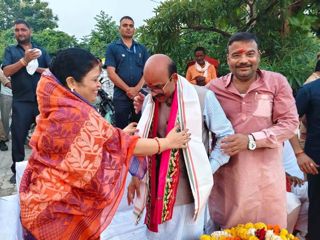 ‘आशीर्वाद का दीया’ से जगमगाया बनकटी, पीएम मोदी के दीर्घायु की कामना
हरीश द्विवेदी ने किया दीप प्रज्ज्वलन, अरविंद पाल के नेतृत्व में जुटे जनप्रतिनिधि, भाजपा पदाधिकारी व क्षेत्रवासी
बस्ती/बनकटी। प्रधानमंत्री नरेंद्र मोदी के जन्मदिन तथा उनके सार्वजनिक जीवन में जनसेवा के 25 वर्ष पूर्ण होने के अवसर पर आदर्श नगर पंचायत बनकटी के वार्ड नंबर-2 चंद्रनगर मथौली में ‘आशीर्वाद का दीया’ दीप प्रज्ज्वलन कार्यक्रम आयोजित किया गया। कार्यक्रम का आयोजन वरिष्ठ भाजपा नेता एवं 310-बस्ती सदर विधानसभा क्षेत्र के भावी प्रत्याशी इं. अरविंद पाल एवं डायरेक्टर श्रीमती अरुणा सिंह पाल के नेतृत्व में हुआ।
कार्यक्रम का शुभारंभ बस्ती के पूर्व सांसद एवं भाजपा के राष्ट्रीय महामंत्री हरीश द्विवेदी ने दीप प्रज्ज्वलित कर किया। इसके बाद जनप्रतिनिधियों, भाजपा पदाधिकारियों, कार्यकर्ताओं एवं क्षेत्रवासियों ने दीप जलाकर प्रधानमंत्री नरेंद्र मोदी के उत्तम स्वास्थ्य और दीर्घायु की कामना की। दीपों की रोशनी से पूरा परिसर जगमगा उठा।
भाजपा की ओर से प्रधानमंत्री के जन्मदिन और सार्वजनिक जीवन के 25 वर्ष पूरे होने के अवसर पर 17 सितंबर से ‘सेवा संकल्प अभियान’ शुरू किया गया है। अभियान के तहत विभिन्न सेवा एवं जनभागीदारी से जुड़े कार्यक्रम आयोजित किए जा रहे हैं।
इस अवसर पर पूर्व सांसद एवं भाजपा के राष्ट्रीय महामंत्री हरीश द्विवेदी ने कहा कि प्रधानमंत्री नरेंद्र मोदी का सार्वजनिक जीवन सेवा, समर्पण और राष्ट्रसेवा के भाव से जुड़ा रहा है। ‘आशीर्वाद का दीया’ कार्यक्रम के माध्यम से उनके उत्तम स्वास्थ्य, दीर्घायु और निरंतर राष्ट्रसेवा के लिए मंगलकामना की गई है। उन्होंने कहा कि दीप की ज्योति सेवा और संकल्प का प्रतीक है।
वरिष्ठ भाजपा नेता इं. अरविंद पाल ने कहा कि प्रधानमंत्री नरेंद्र मोदी के जन्मदिन पर ‘आशीर्वाद का दीया’ कार्यक्रम आयोजित करना हम सभी के लिए सौभाग्य की बात है। उनके सार्वजनिक जीवन के 25 वर्षों में सेवा और राष्ट्रहित को प्राथमिकता देने का भाव प्रेरणादायी है। क्षेत्रवासियों ने दीप प्रज्ज्वलित कर प्रधानमंत्री के उत्तम स्वास्थ्य और दीर्घायु की कामना की।
कार्यक्रम में विवेकानंद शुक्ला, प्रधान संघ अध्यक्ष रवि चंद्र पांडेय, बाबूराम चौधरी, मंडल अध्यक्ष अंकित पांडेय उर्फ पवन, अभिमन्यु पाल, सत्येंद्र सिंह ‘भोलू’, जगदंबा शुक्ला सहित बड़ी संख्या में भाजपा पदाधिकारी, कार्यकर्ता एवं क्षेत्रवासी मौजूद रहे।