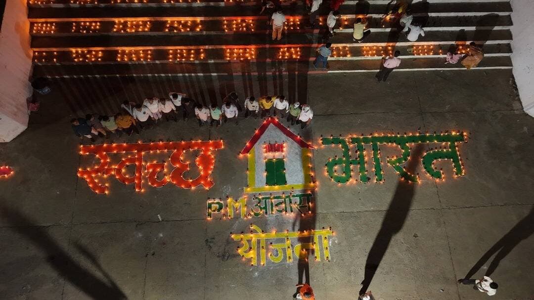 🪔 रोशनी के साथ सेवा का संकल्प...
महेश्वर के नर्मदा नदी तट पर सेवा संकल्प अभियान के तहत ‘आशीर्वाद का दिया’ कार्यक्रम आयोजित हुआ।
हजारों दीपों की रोशनी से सजा महेश्वर तट जनभागीदारी और उत्साह का साक्षी बना। हजारो दीपों का सामूहिक प्रज्ज्वलन कार्यक्रम का विशेष आकर्षण रहा।
#JansamparkMP #khargone #सेवा_संकल्प_अभियान #HappyBdayPMModi
#AshirwadKaDiya