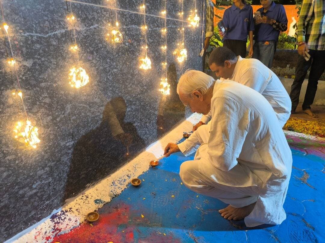कुंदा नदी तट पर 11 हजार दीपों से जगमगाया ‘आशीर्वाद का दिया’ कार्यक्रम
________________
जनप्रतिनिधियों एवं आमजन ने दीप प्रज्ज्वलित कर प्रधानमंत्री श्री नरेंद्र मोदी के दीर्घायु एवं स्वस्थ जीवन की कामना की
________________
विधायक श्री बालकृष्ण पाटीदार ने कहा—प्रधानमंत्री श्री मोदी के नेतृत्व में देश विकास की नई ऊंचाइयों की ओर अग्रसर
________________
खरगोन 17 सितंबर 2026। सेवा संकल्प अभियान के अंतर्गत प्रधानमंत्री श्री नरेंद्र मोदी के जन्मदिवस के अवसर पर गुरुवार को कुंदा नदी तट पर ‘आशीर्वाद का दिया’ कार्यक्रम आयोजित किया गया। कार्यक्रम में जनप्रतिनिधियों एवं बड़ी संख्या में आमजन ने सहभागिता कर 11 हजार दीप प्रज्ज्वलित किए। दीपों से जगमगाता कुंदा नदी तट आकर्षण का केंद्र रहा। उपस्थितजनों ने प्रधानमंत्री श्री नरेंद्र मोदी के दीर्घायु एवं स्वस्थ जीवन की कामना की।
इस अवसर पर विधायक श्री बालकृष्ण पाटीदार ने कहा कि प्रधानमंत्री श्री नरेंद्र मोदी के नेतृत्व में देश ने बीते वर्षों में विकास के विभिन्न क्षेत्रों में प्रगति की है। उन्होंने कहा कि समाज के विभिन्न वर्गों—किसान, महिला, मजदूर और युवा सहित सभी वर्गों के लिए योजनाओं के माध्यम से विकास एवं कल्याण के कार्य किए जा रहे हैं। उन्होंने कहा कि केंद्र सरकार की योजनाओं के माध्यम से गरीबी और स्वास्थ्य जैसी चुनौतियों के समाधान की दिशा में भी निरंतर कार्य किया जा रहा है।
विधायक श्री पाटीदार ने कहा कि अधोसंरचना के क्षेत्र में भी देश में व्यापक कार्य हुए हैं। सड़कों के उन्नयन, फोरलेन एवं सिक्सलेन मार्गों के निर्माण, हवाई अड्डों के विस्तार, रेल सुविधाओं के विकास तथा सिंचाई के साधनों के विस्तार से विकास को गति मिली है। उन्होंने कहा कि विश्व व्यापार के क्षेत्र में भी भारत की भूमिका निरंतर बढ़ रही है।
उन्होंने कहा कि वर्तमान में दुनिया के विभिन्न हिस्सों में संघर्ष की परिस्थितियां हैं, ऐसे समय में प्रधानमंत्री श्री नरेंद्र मोदी के नेतृत्व में देश की नीतियां एवं विकास कार्य निरंतर आगे बढ़ रहे हैं। इसी भावना के साथ कुंदा नदी तट पर आयोजित ‘आशीर्वाद का दिया’ कार्यक्रम में आमजन ने प्रधानमंत्री श्री मोदी के स्वस्थ एवं दीर्घायु जीवन की कामना करते हुए दीप प्रज्ज्वलित किए।
विधायक श्री पाटीदार ने भगवान विश्वकर्मा जयंती का उल्लेख करते हुए कहा कि भगवान विश्वकर्मा को निर्माण एवं शिल्प का देवता माना जाता है। उन्होंने कहा कि जिस प्रकार भगवान विश्वकर्मा निर्माण के प्रतीक हैं, उसी प्रकार आधुनिक भारत के निर्माण की दिशा में प्रधानमंत्री श्री नरेंद्र मोदी के नेतृत्व में विभिन्न क्षेत्रों में कार्य किए जा रहे हैं।
उन्होंने कहा कि सेवा संकल्प अभियान के अंतर्गत 17 सितंबर से 17 अक्टूबर तक विभिन्न जनसेवा एवं लोककल्याणकारी कार्यक्रम आयोजित किए जाएंगे। इस दौरान विकास कार्यों के लोकार्पण एवं भूमिपूजन सहित विभिन्न गतिविधियां भी होंगी। उन्होंने नागरिकों से अभियान में सहभागिता कर इसे जनसेवा एवं जनभागीदारी का उत्सव बनाने का आह्वान किया।
कार्यक्रम के दौरान कुंदा नदी तट पर 11 हजार दीपों के प्रज्ज्वलन से वातावरण दीपमालिका से आलोकित हो उठा। जनप्रतिनिधियों, सामाजिक संगठनों एवं आमजन ने सहभागिता कर प्रधानमंत्री श्री नरेंद्र मोदी के स्वस्थ एवं दीर्घायु जीवन की कामना की। इस दौरान भव्य आतिशबाजी ने उपस्थित जनों का मन मोहा।
इस दौरान नगर पालिका अध्यक्ष श्रीमती छाया जोशी, अपर कलेक्टर श्रीमती रेखा राठौड़, जिला पंचायत के मुख्य कार्यपालन अधिकारी श्री मिलिंद कुमार नागदेवे, संयुक्त कलेक्टर श्री वीरेंद्र कटारे, डिप्टी कलेक्टर श्री प्रताप कुमार अगास्या, एसडीएम श्री सत्येंद्र बेरवा सहित अन्य जनप्रतिनिधि एवं अधिकारी उपस्थित रहे।
#JansamparkMP #khargone #सेवा_संकल्प_अभियान #HappyBdayPMModi #AshirwadKaDiya बालकृष्ण पाटीदार