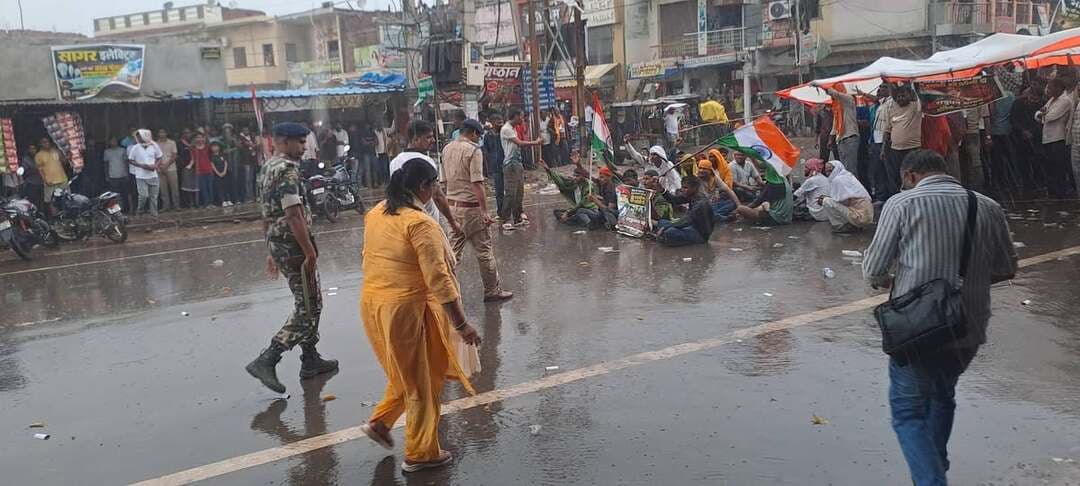 Dm SP की रामगढ़ में आकर बात करने के जिद और कई मांग को लेकर अड़े ग्रामीण, रोड पर टेंट लगा कर भारी बारिश में भी बैठे रहे SDM और DSP मनाने मे लगे रहे..