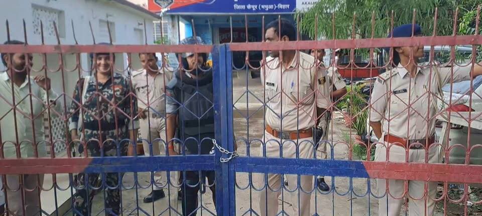 आर्मी जवान के मौत के बाद विवाद को देखते हुए काफी संख्या में पुलिस रामगढ़ में तैनात रामगढ़ थाना के गेट को किया गया बंद..