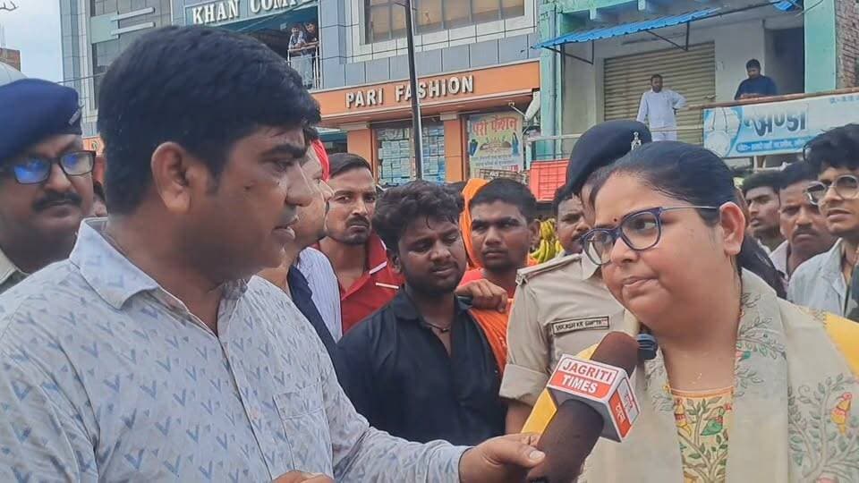 आर्मी जवान के मौत के बाद दुर्गा चौक रामगढ़ जाम sdm मोहनिया और DSP दल बल के साथ दुर्गा चौक पर जमे।