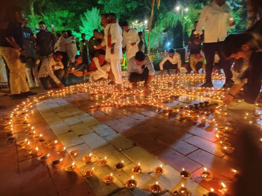 ➡️आशीर्वाद के झिलमिल दीयों की रोशनी से जगमगाया बाबा बैजनाथ धाम
➡️मोती सागर-कमल कुंडी ,दीयों की रोशनी से हुआ रोशन
➡️सेवा संकल्प अभियान के तहत लाखों दीयों से झिलमिलाया संपूर्ण आगर जिला
प्रदेश के साथ ही आगर-मालवा जिले में भी गुरुवार, 17 सितम्बर की शाम 7:00 बजे सेवा संकल्प अभियान के तहत *आशीर्वाद का दीया कार्यक्रम आयोजित किया गया।
बाबा बैजनाथ धाम परिसर में आयोजित कार्यक्रम में विधायक श्री मधु गहलोत, राज्य नोडल अधिकारी एवं वाणिज्य कर आयुक्त श्री अनन्य द्विवेदी, कलेक्टर डॉ. शेर सिंह मीना, पुलिस अधीक्षक श्री दिलीप कुमार सोनी, जिला अध्यक्ष श्री ओम मालवीय, नगर पालिका अध्यक्ष श्री नीलेश पटेल, जनपद अध्यक्ष प्रतिनिधि श्री जितेन्द्र सिंह, उपाध्यक्ष श्री यादव, श्री मयंक राजपूत, श्री मेहरबान सिंह,श्री अशोक प्रजापति सहित अन्य जनप्रतिनिधियों, पार्षदगण, बड़ी संख्या में कार्यकर्ताओं, आमजनों एवं विभिन्न योजनाओं के हितग्राहियों ने दीयों से सजाई गई सेवा संकल्प अभियान की आकर्षक रंगोली पर आशीर्वाद के दीए जलाए और देश के प्रधानमंत्री श्री नरेन्द्र मोदी जी* को जन्मदिन की शुभकामनाएं दीं।
इस अवसर पर बाबा बैजनाथ धाम परिसर, कमल कुंड एवं मोती सागर तालाब को आकर्षक रोशनी से सजाया गया। दीयों से बड़ी एवं आकर्षक रंगोली भी बनाई गई। जनप्रतिनिधियों ने खुले आकाश में उड़ने वाले आशीर्वाद के दीए भी जलाकर हवा में छोड़े।
कार्यक्रम में श्री मयंक राजपूत ने उपस्थित जनों से आशीर्वाद का दिया जलाकर पोर्टल पर अपलोड करने का आह्वान किया। जिले के समस्त नगरीय निकायों, ग्राम पंचायतों, शासकीय भवनों एवं धार्मिक स्थलों पर भी लाखों दीए प्रज्वलित कर आशीर्वाद का दीया कार्यक्रम उत्साह पूर्वक मनाया गया और प्रधानमंत्री जी को जन्मदिन की शुभकामनाएं दी गई।
प्रारंभ में विधायक श्री मधु गहलोत एवं अन्य जनप्रतिनिधियों तथा सेवा संकल्प अभियान के राज्य नोडल अधिकारी आयुक्त वाणिज्य कर श्री अनन्य द्विवेदी ने सपत्नीक, तथा कलेक्टर डॉ शेर सिंह मीना , एसपी श्री दिलीप सोनी ने बाबा बैजनाथ मंदिर में पहुंचकर बाबा बैजनाथ महादेव के दर्शन किए और वैदिक मंत्रोच्चार के साथ पूजा अर्चना और अभिषेक किया तथा प्रदेश एवं जिलेवासियों की सुख समृद्धि और खुशहाली की कामना भी की।
इस अवसर पर जिला पंचायत सीईओ श्री बीएस सोलंकी एडीएम डॉ. शालिनी श्रीवास्तव, अतिरिक्त पुलिस अधीक्षक श्री रविंद्र बोयत एसडीओपी श्री मोतीलाल कुशवाहा श्री मोतीलाल कुशवाहा, जिला कार्यक्रम अधिकारी श्री राजीव गुप्ता मंदिर के पुजारीगण, अन्य जनप्रतिनिधि नागरिक गण योजना के लाभार्थी एवं बड़ी संख्या में कार्यकर्ता गण एवं आमजन उपस्थित थे।
CM Madhya Pradesh
Jansampark Madhya Pradesh
#सेवा_संकल्प_अभियान #SevaSankalpAbhiyan #AshirwadKaDiya