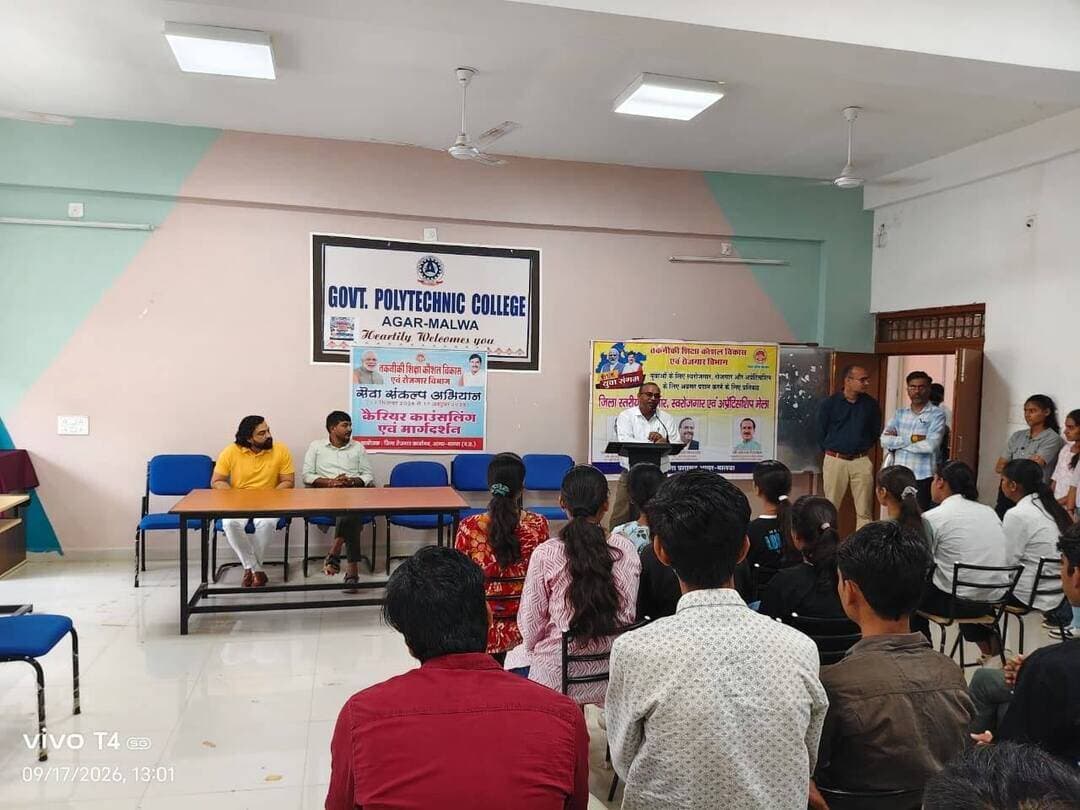 सेवा संकल्प अभियान के तहत आगर में युवा संगम प्लेसमेंट ड्राइव आयोजित
जिले के 83 बेरोजगार युवाओं का प्राथमिक चयन,
86 हितग्राहियों को 52.03 लाख का ऋण वितरित
सेवा संकल्प अभियानके तहत युवा संगम कार्यक्रम कलेक्टर डॉ. शेर सिंह मीना के मार्गदर्शन में गुरुवार को शासकीय पॉलिटेक्निक महाविद्यालय, आगर में आयोजित किया गया।
जिला रोजगार अधिकारी ने बताया कि युवा संगम रोजगार मेले में ऑनलाइन एवं ऑफलाइन कुल 180 आवेदकों ने पंजीयन कराया। इनमें से 83 शिक्षित बेरोजगार युवक-युवतियों का रोजगार हेतु प्रारंभिक चयन किया गया।
मेले में स्वरोजगार के तहत उद्योग, कृषि, उद्यानिकी, एनआरएलएम एवं एनयूएलएम के 86 हितग्राहियों को 52.03 लाख रुपये के स्वीकृति पत्र एवं ऋण वितरित किए । इसके साथ ही प्रशिक्षण के लिए 35 आवेदकों का चयन किया गया, स्वरोजगार के लिए 45 आवेदकों का पंजीयन किया गया एवं 80 विद्यार्थियों की कैरियर काउंसलिंग* कर मार्गदर्शन प्रदान किया गया।मेले में प्रधानमंत्री इंटर्नशिप योजना का व्यापक प्रचार-प्रसार भी किया गया।
रोजगार मेले में ब्लू लीफ एनर्जी स्माइल फाउंडेशन नई दिल्ली, टीमलीज सर्विसेज प्रा.लि. भोपाल, AWPL सेल्स मार्केटिंग नई दिल्ली, कृष्णा दर्पण एग्रो प्रा.लि. इंदौर, LIC आगर-मालवा, CII MCC (TATA ELECTRONICS) भोपाल, आरसेटी आगर, मिटकॉन ग्रीन एनर्जी, बैंक ऑफ इंडिया आदि कंपनियों के प्रतिनिधियों ने उपस्थित होकर अभ्यर्थियों का साक्षात्कार लिया एवं उन्हें रोजगार एवं व्यवसाय की जानकारी प्रदान दी।
CM Madhya Pradesh
Jansampark Madhya Pradesh
#सेवा_संकल्प_अभियान #SevaSankalpAbhiyan #AshirwadKaDiya